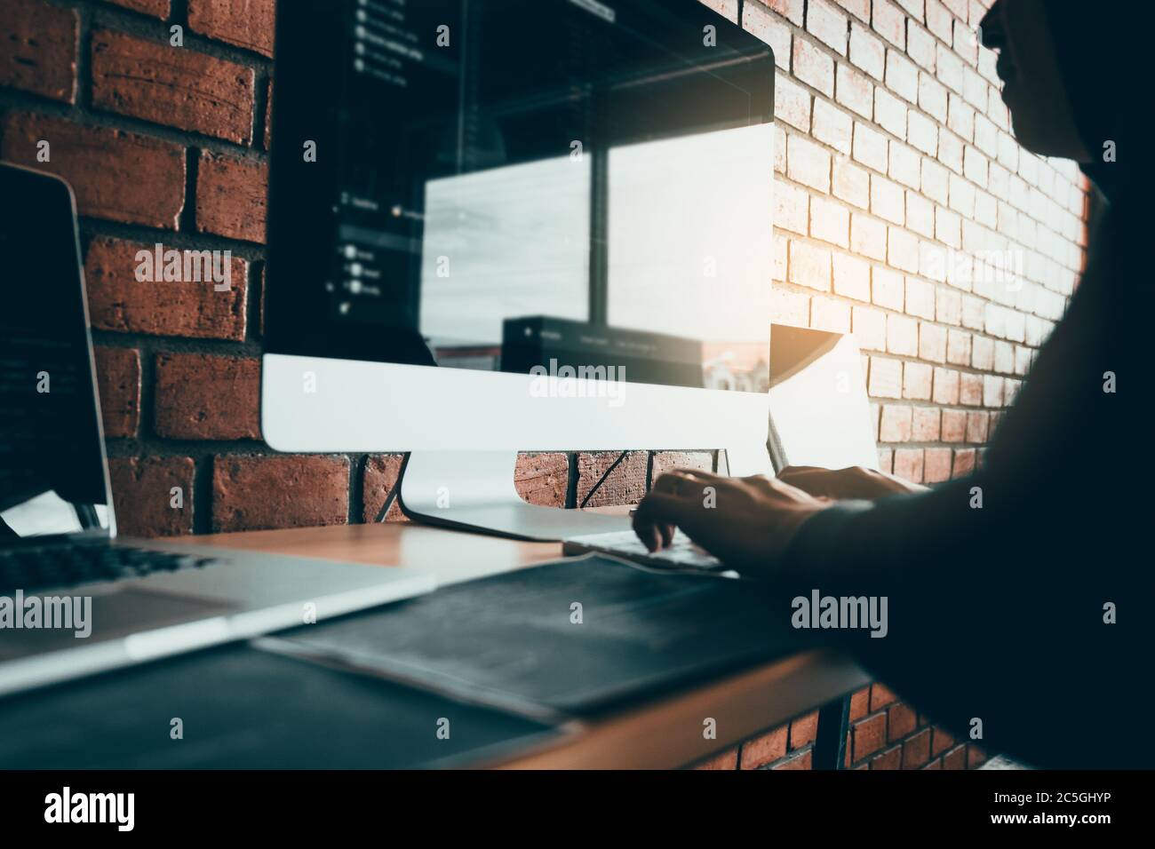 Hacker in the Hood lavorare con il computer con hacking che si rompono in server di dati. Foto Stock
