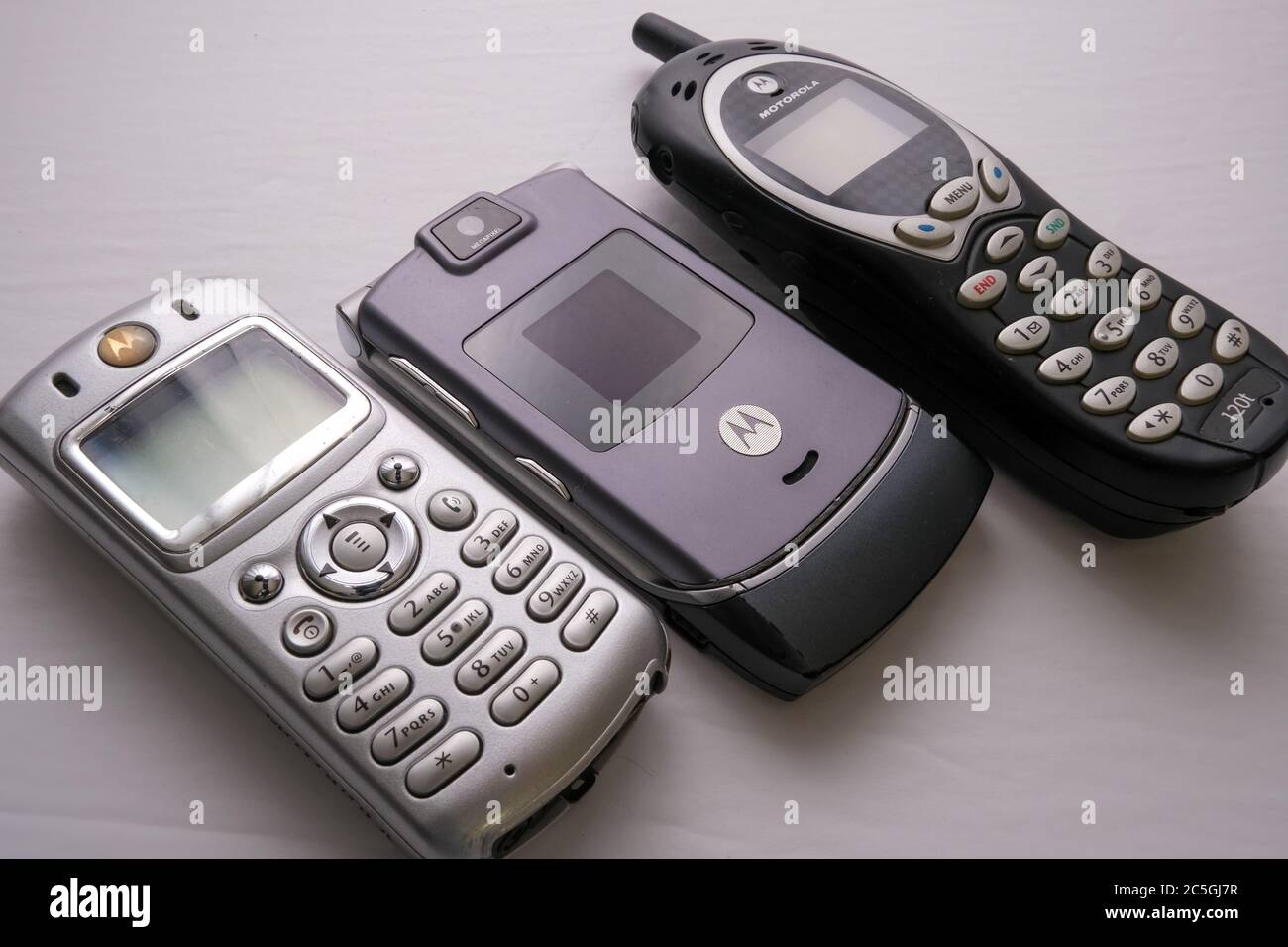OTTAWA, ONTARIO, CANADA - 7/3/2020: Tre telefoni cellulari Motorla più diffusi dei primi anni 2000: Un Motorola C333, un Motorola Razr V3i e un Motorola 120t. Foto Stock