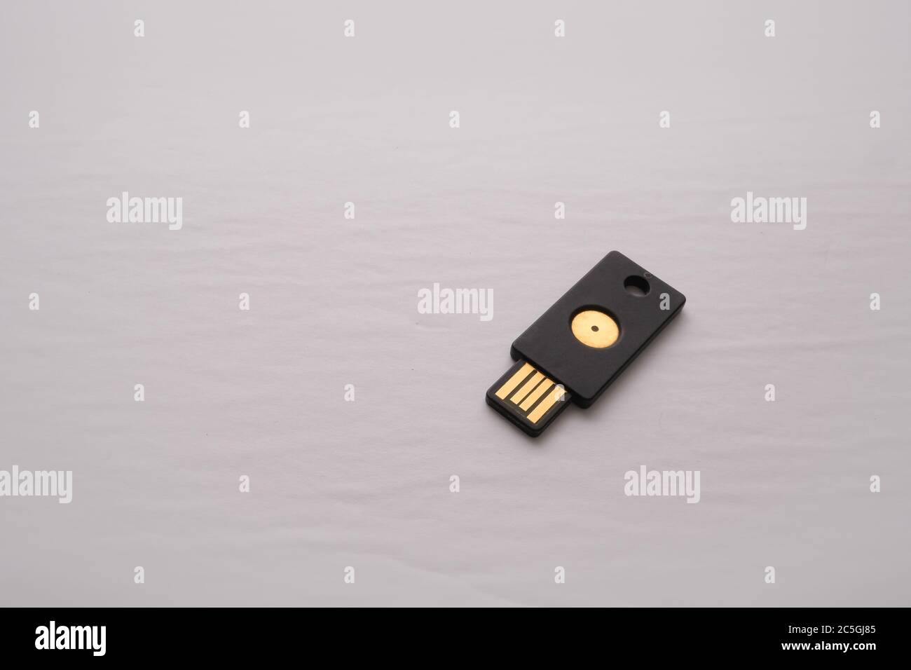 Un dispositivo USB isolato contenente una chiave di sicurezza viene utilizzato per l'autenticazione a due fattori, aggiungendo un livello di protezione agli accessi e all'autorizzazione online. Foto Stock