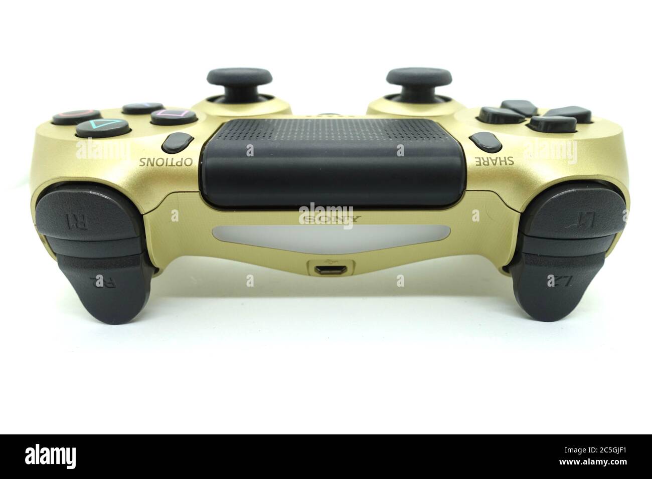 Controller DS4 PlayStation 4 color oro su sfondo bianco isolato Foto stock  - Alamy