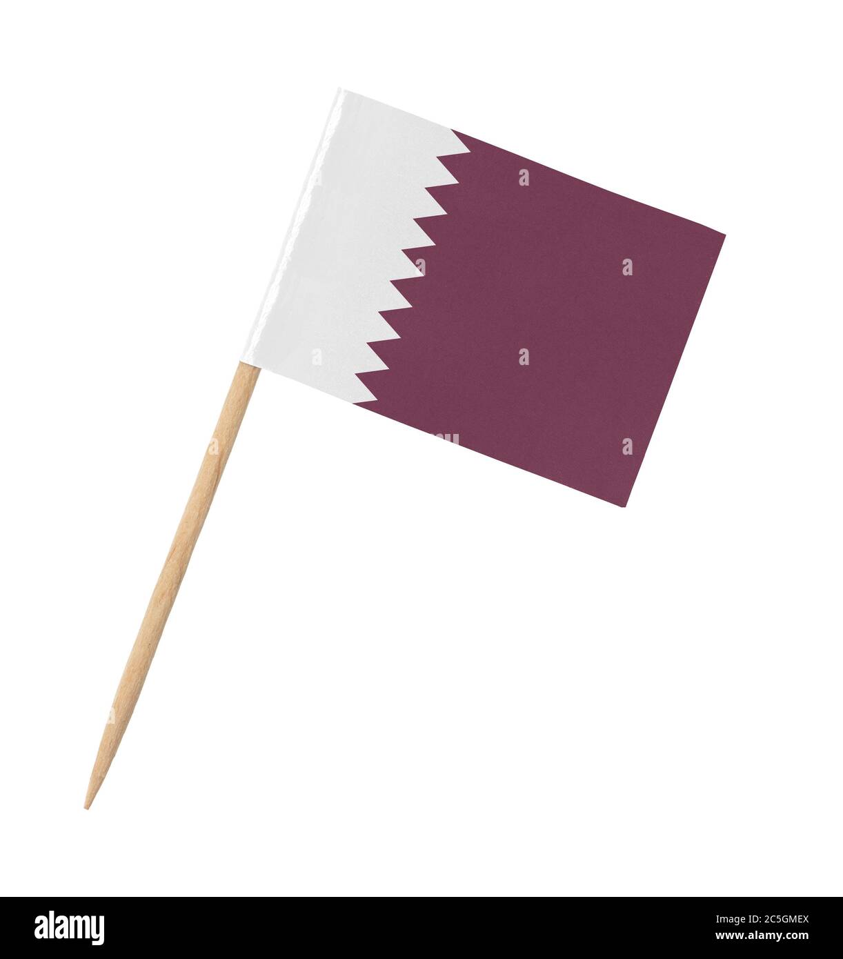 Bandiera di carta piccola del Qatar su bastone di legno, isolato su bianco Foto Stock