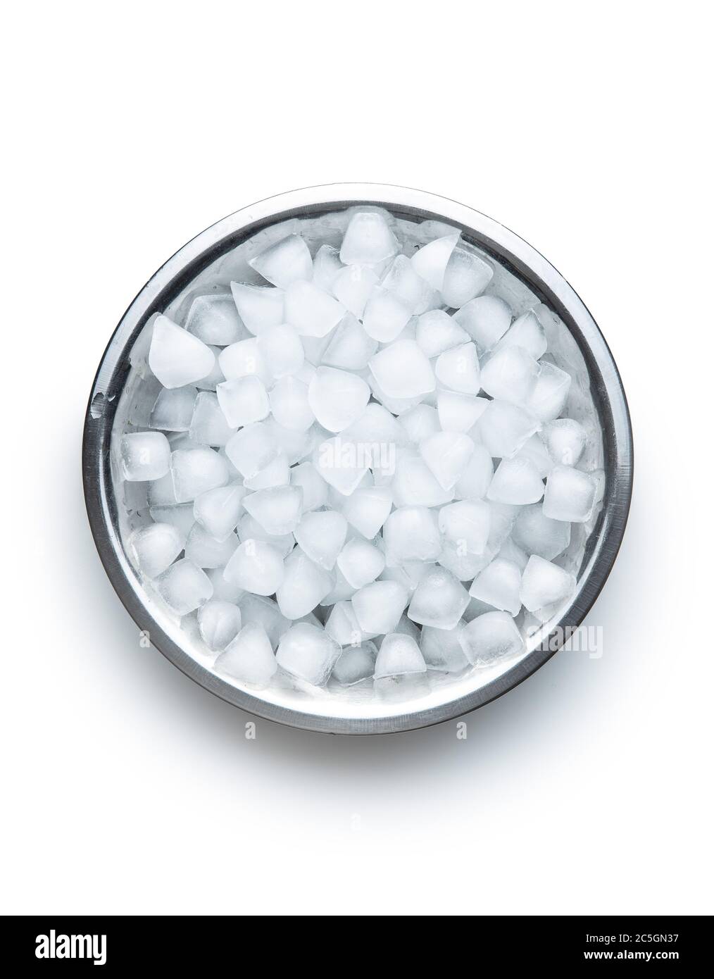 Cubetti di ghiaccio freddo in recipiente di metallo isolato su sfondo bianco. Foto Stock
