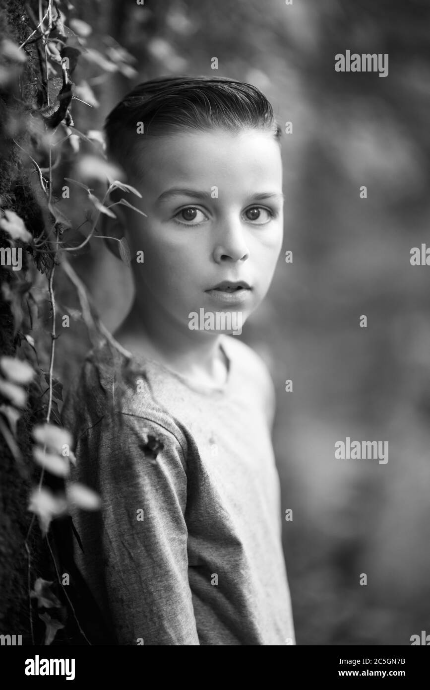 ritratto di un bel ragazzo all'aperto Foto Stock