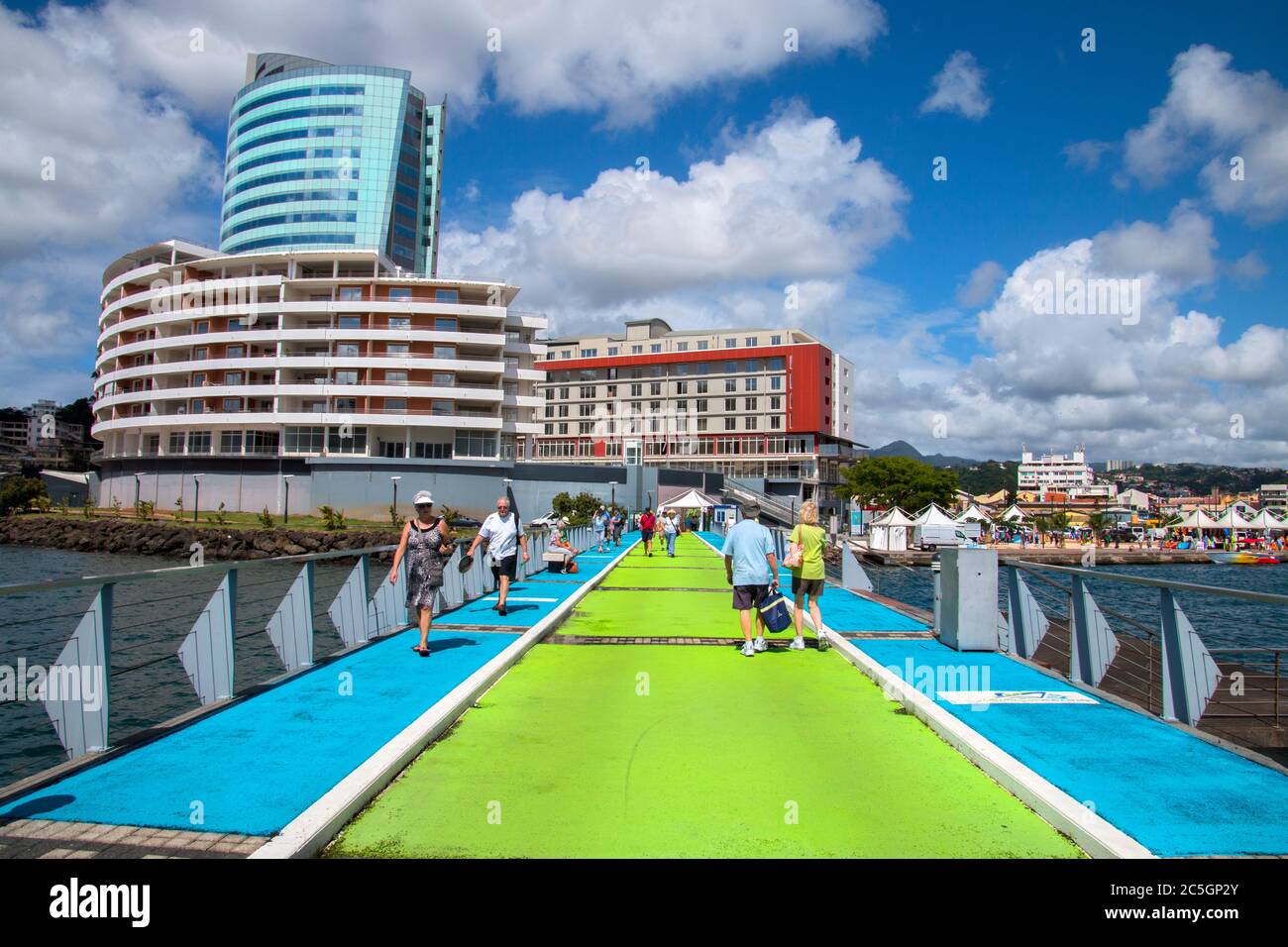 martinica, edifici colorati presso il porto in Martinica, Fort-de-France, vista della città dal porto, martinica strada Foto Stock
