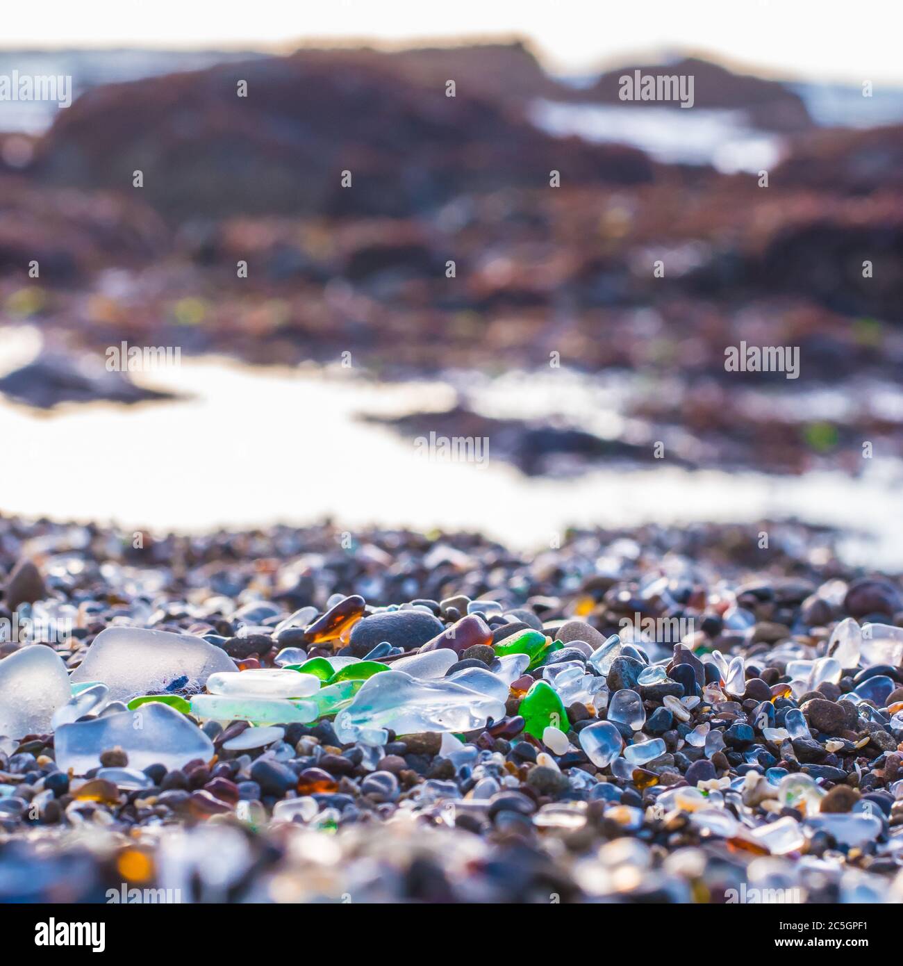 Vetro marino illuminato sulla spiaggia di Fort Bragg Mendocino County California. L'ex dump ha trasformato il tesoro mentre il mare ha lucidato il vetro nel cestino Foto Stock