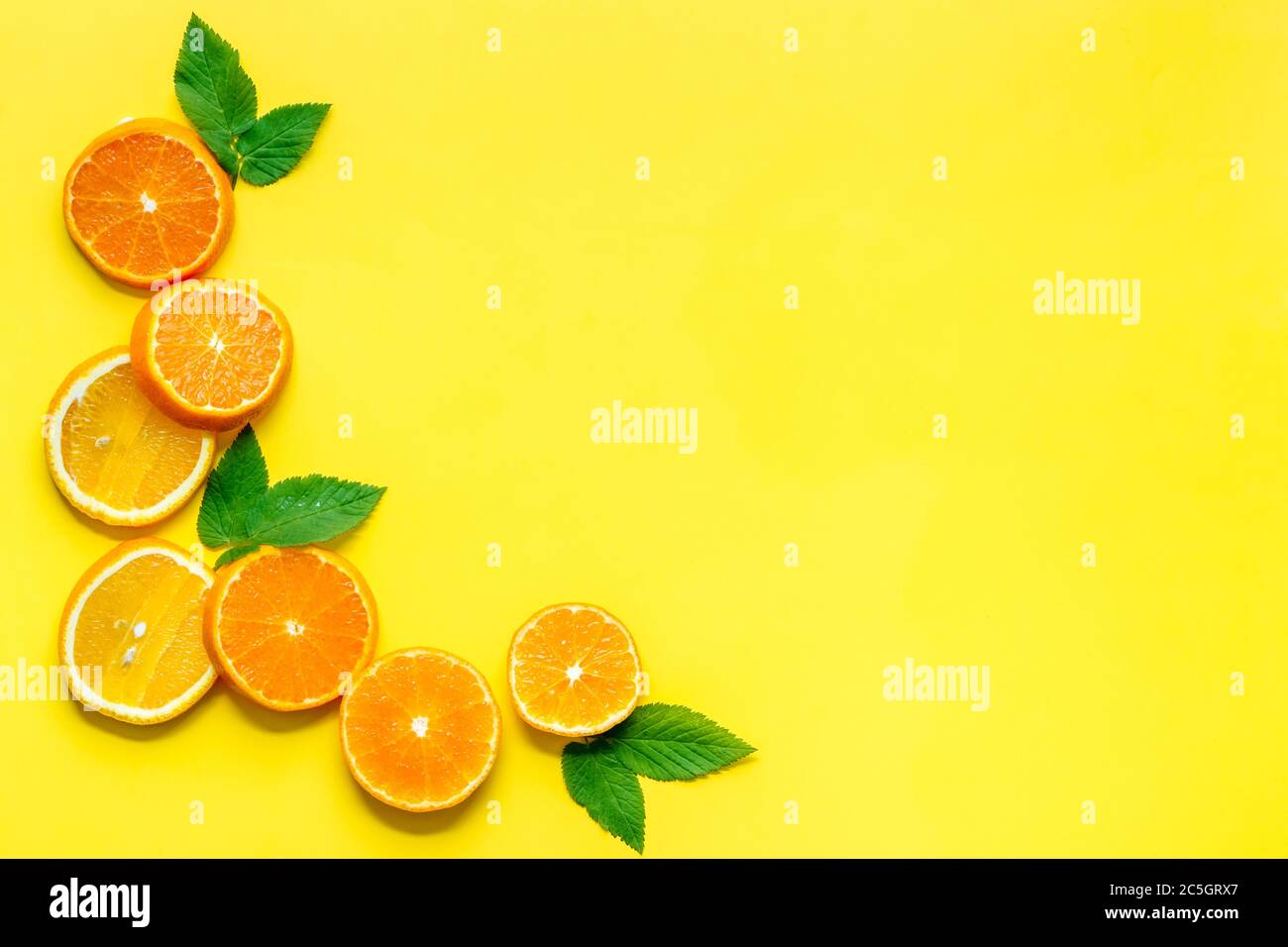 Sezioni arancioni con lamelle sulla vista dall'alto gialla Foto Stock