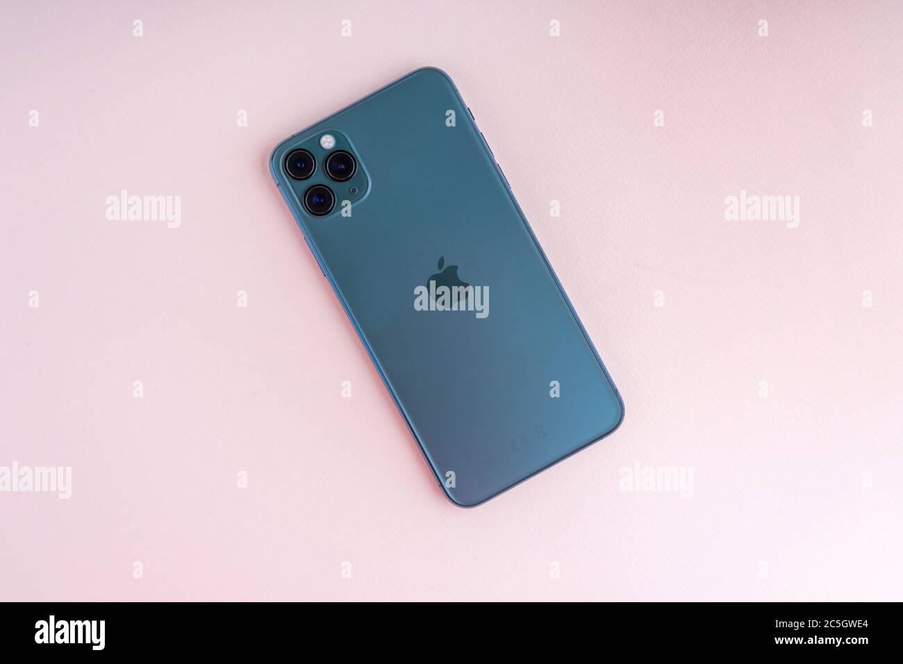 Sankt-Petersburg, Russia - 3 novembre 2019: IPhone 11 Max Pro (verde mezzanotte) su sfondo rosa studio girato Foto Stock