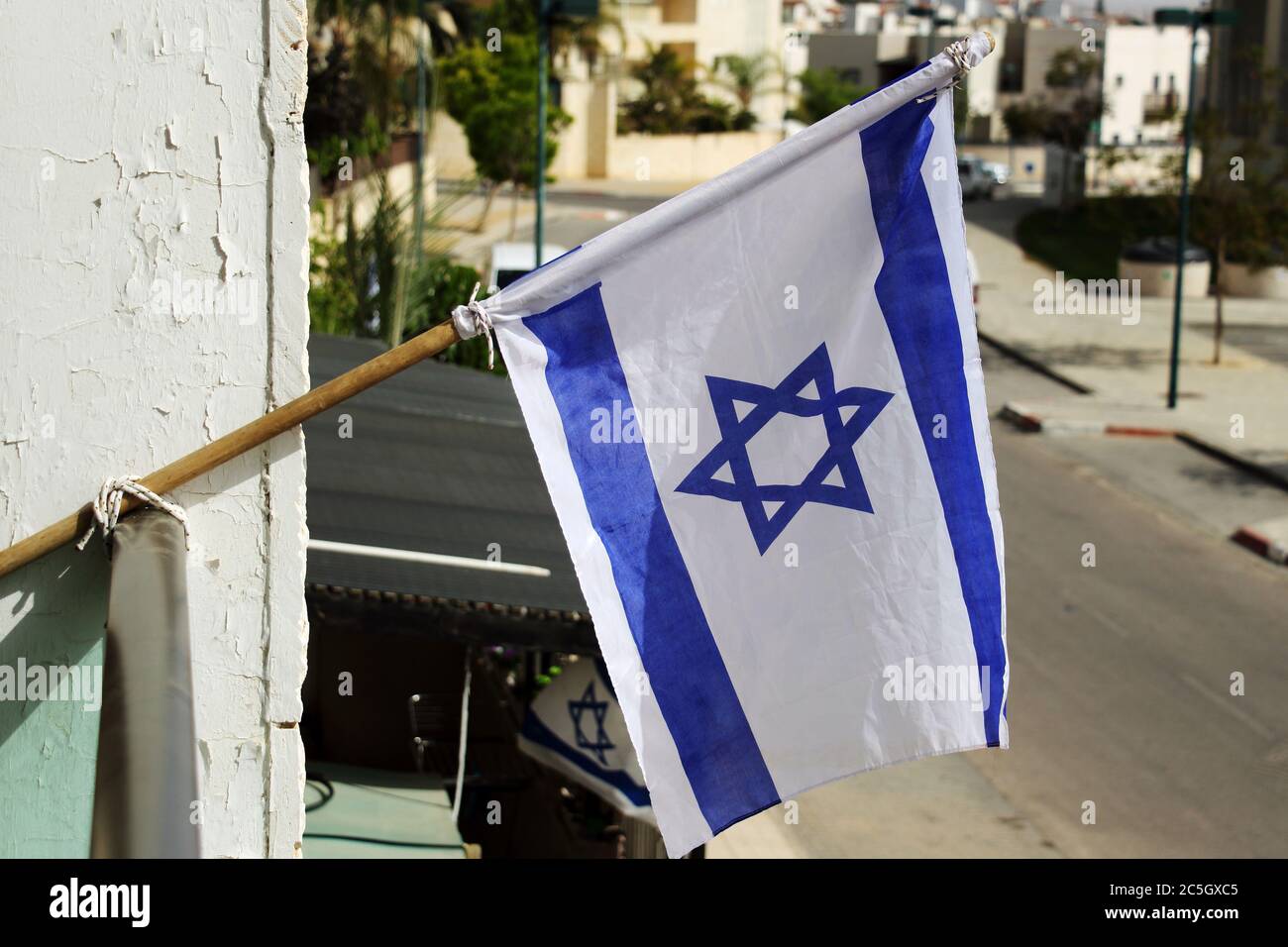 Bandiera di Israele in balcone il giorno dell'Indipendenza. Foto Stock