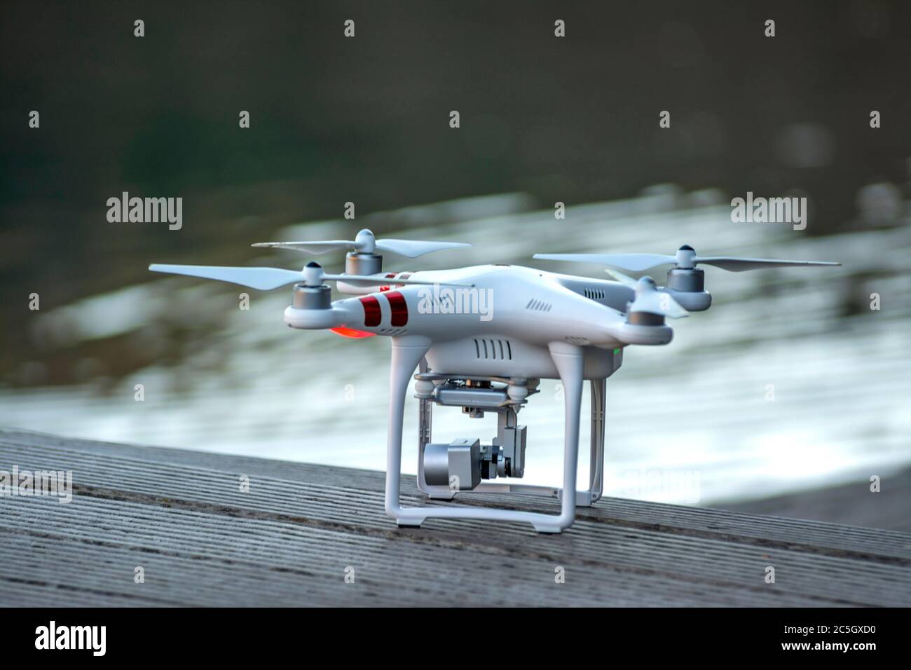 Drone con macchina fotografica su un pontile di legno Foto Stock