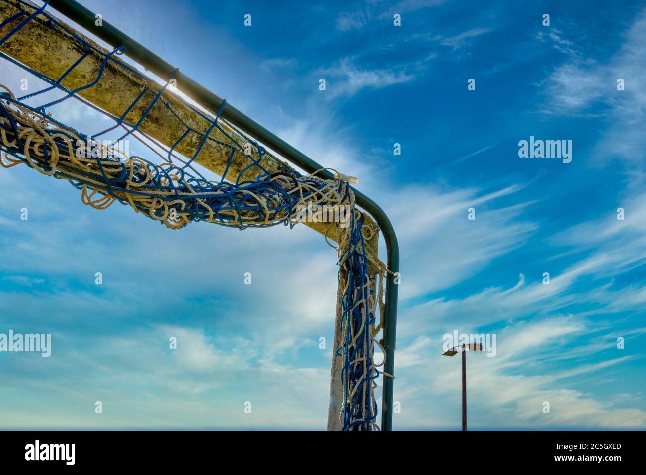 Obiettivo di calcio netto contro cielo nuvoloso Foto Stock