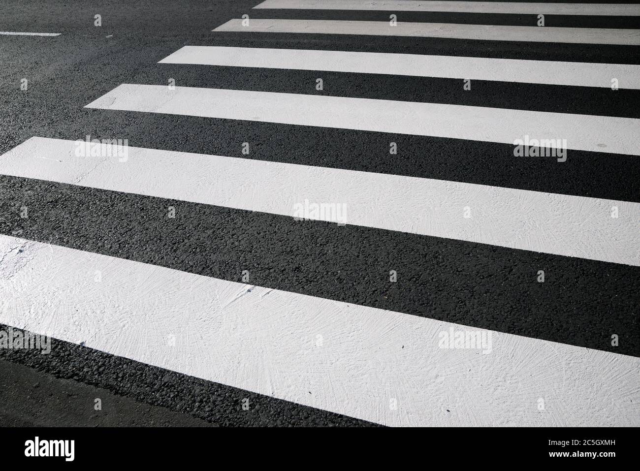 Strisce pedonali senza nessuno che lo attraversano. Foto Stock