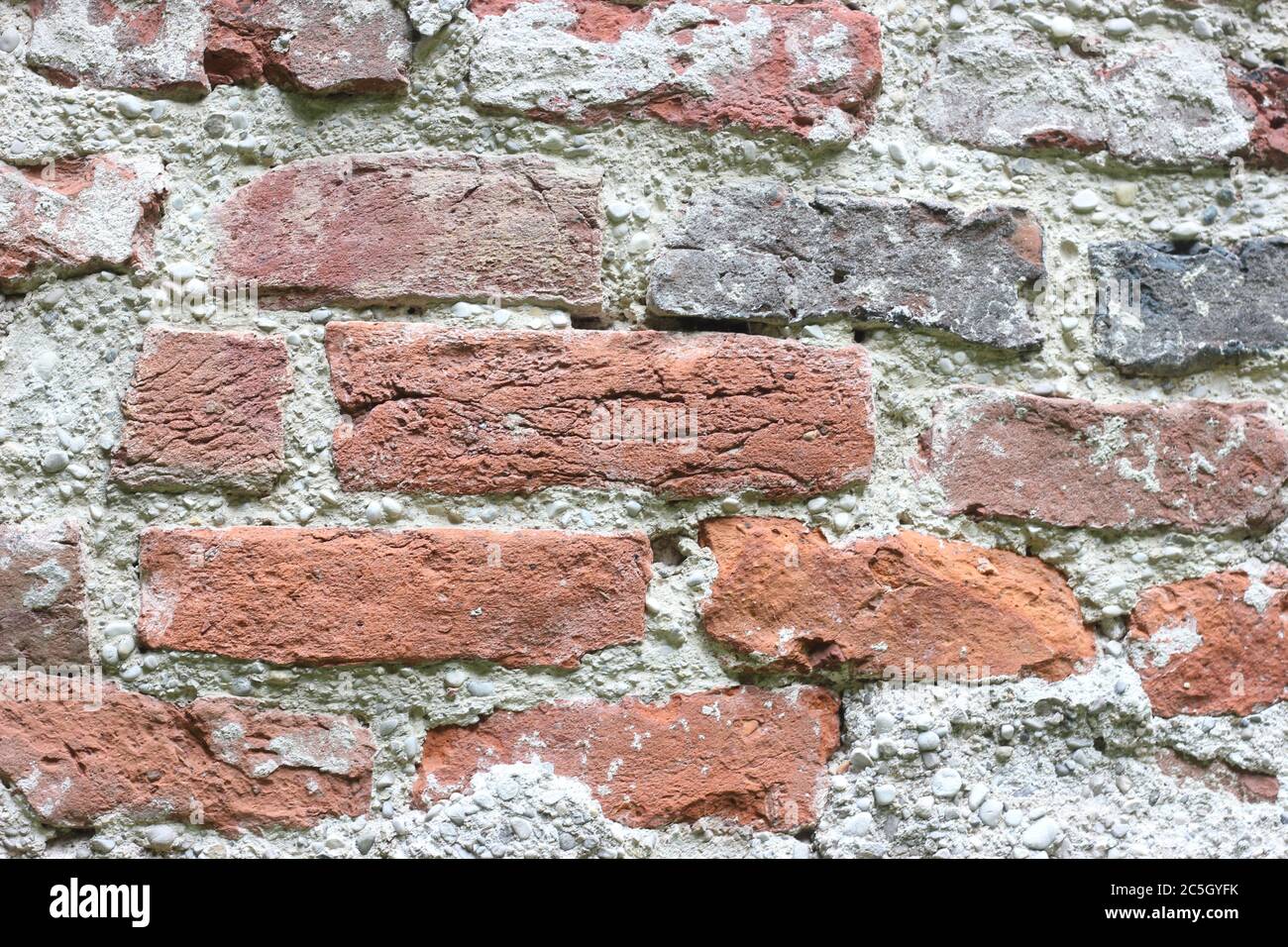 Pezzo di muro di mattoni, fondo ruvido, intonaco ruvido. Foto Stock