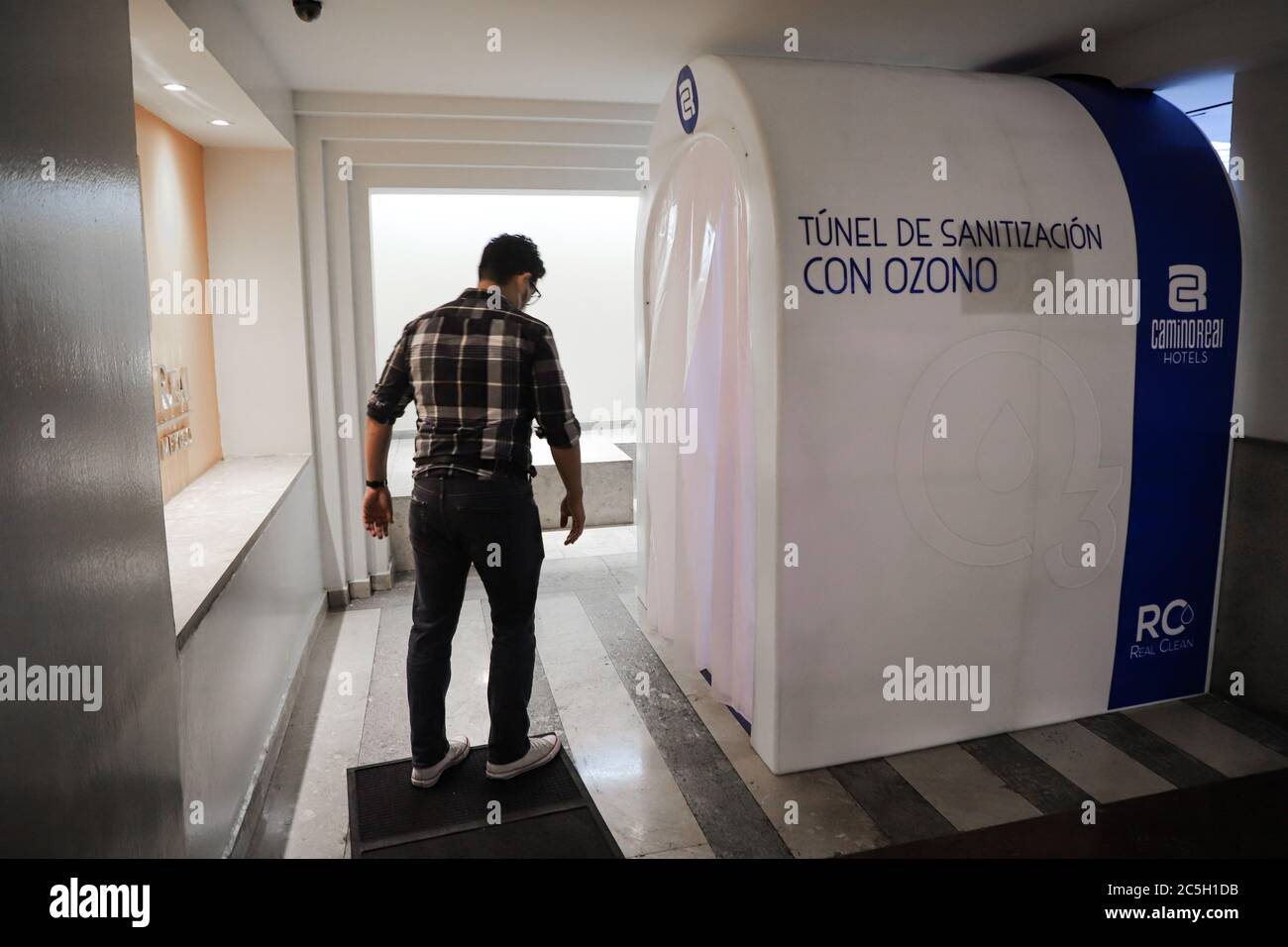 Città del Messico, Messico. 2 luglio 2020. Un uomo si prepara ad entrare in un tunnel igienico-sanitario a base di ozono nel Camino Real Hotel a Città del Messico, Messico, 2 luglio 2020. Credit: Sr/Xinhua/Alamy Live News Foto Stock