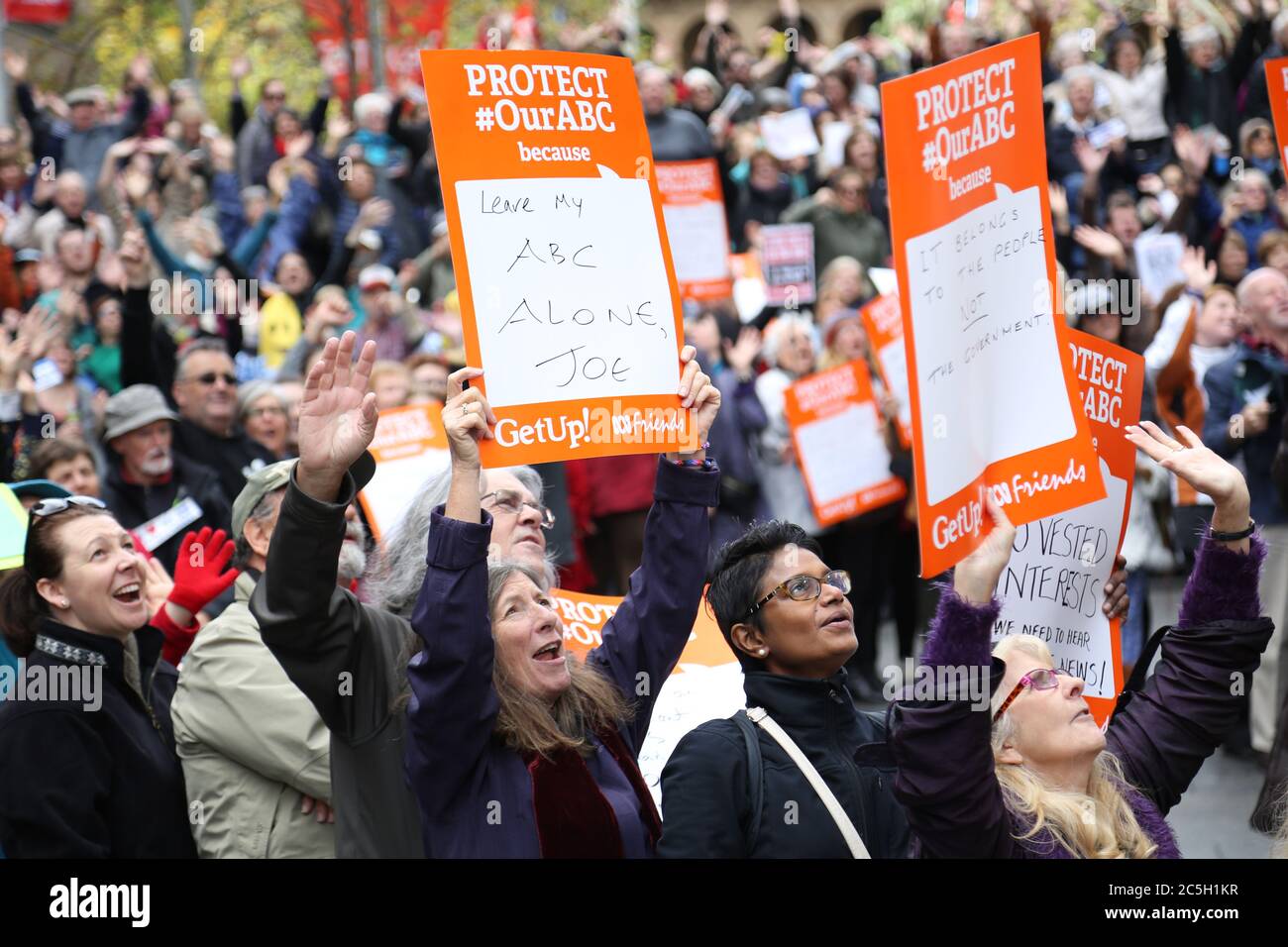 I manifestanti di Martin Place, Sydney, dicono ‘mani fuori la ABC’ mentre posano per una foto di gruppo scattata dall’alto sotto forma di logo ABC. Foto Stock