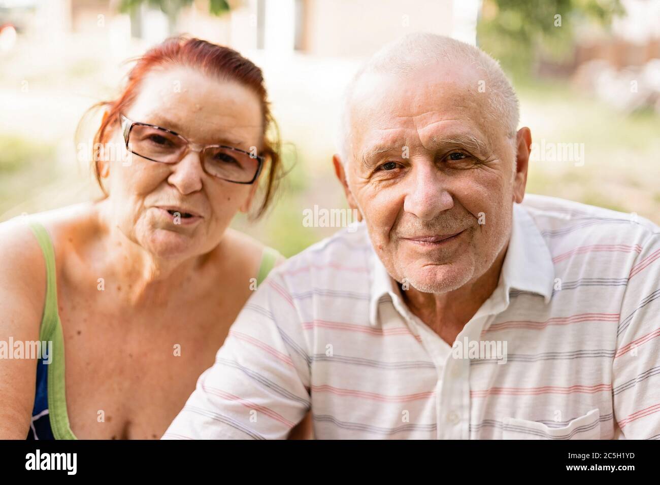 Coppia CAUCASICA di generazione silenziosa nei loro anni 80. Uomo sano e donna felice senior Foto Stock