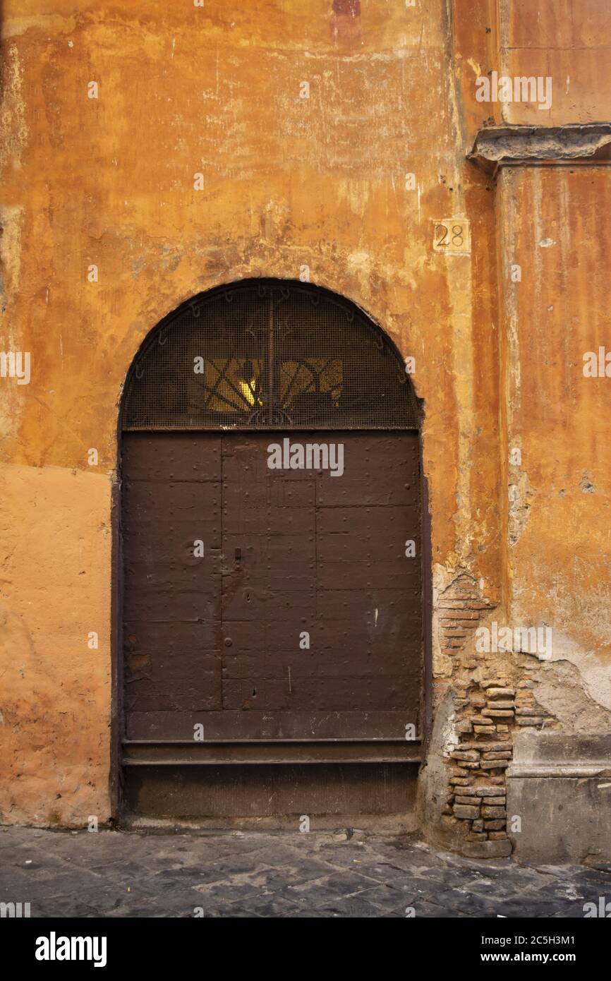 Antico portale in legno nel centro storico di Roma Foto Stock