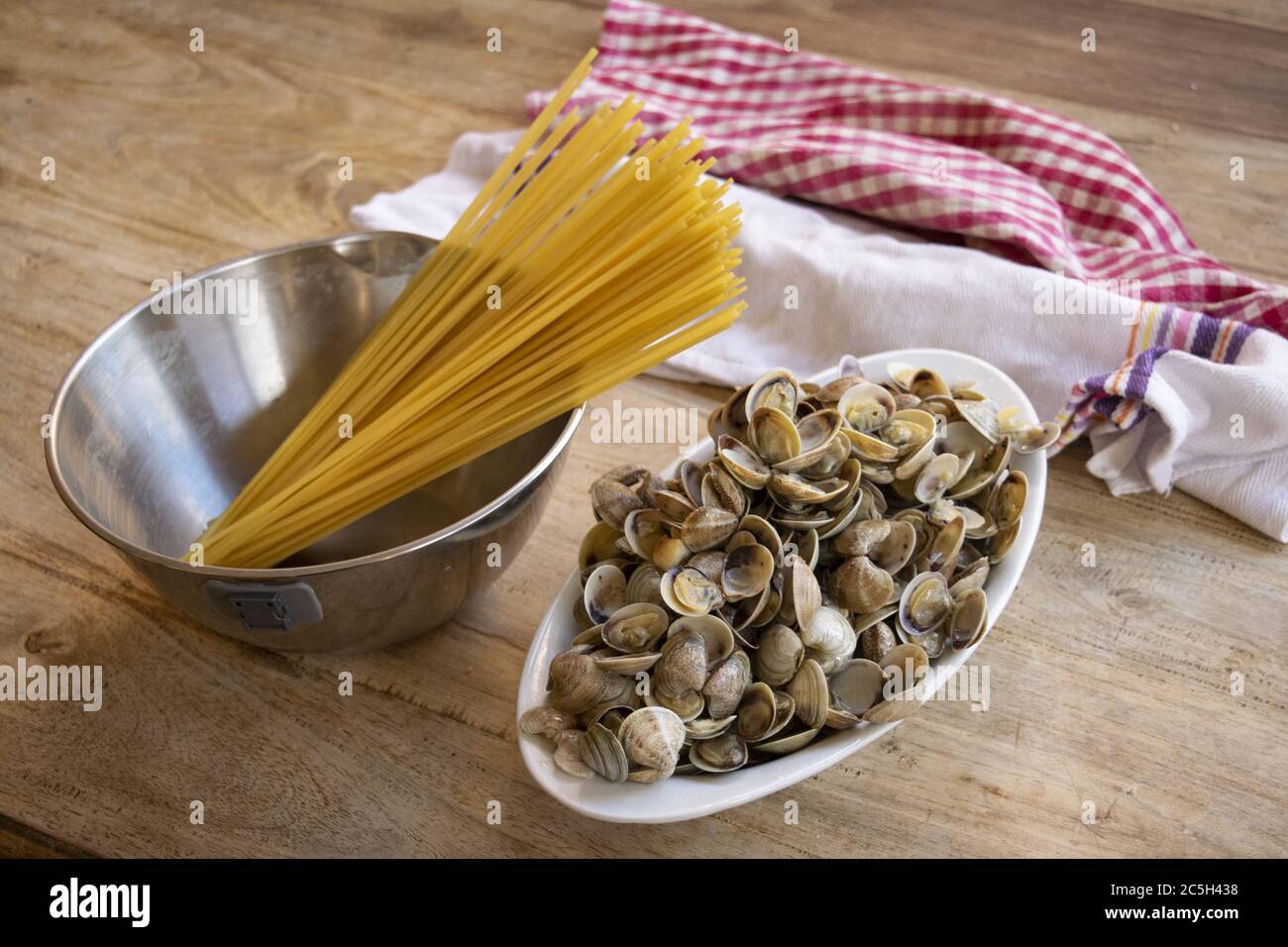 preparazione di spaghetti con piccole vongole o telline Foto Stock