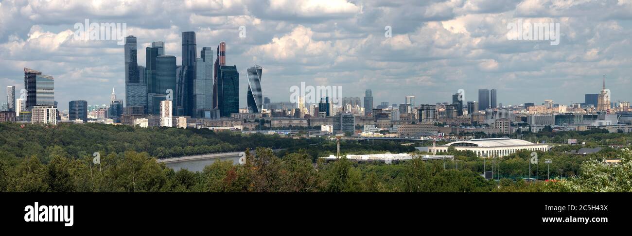 Mosca, Russia, vista panoramica sulla città contro il cielo nuvoloso. Foto Stock