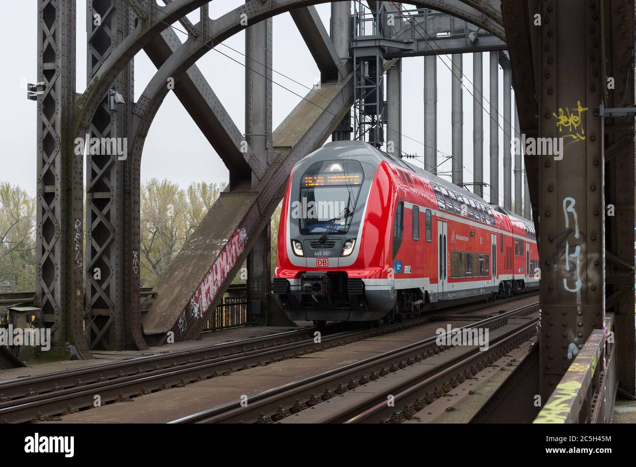 Main-Spessart-Express sulla Deutschherrnbrücke. Treno rosso Deutsche Bahn (DB) su un ponte in acciaio. Foto Stock