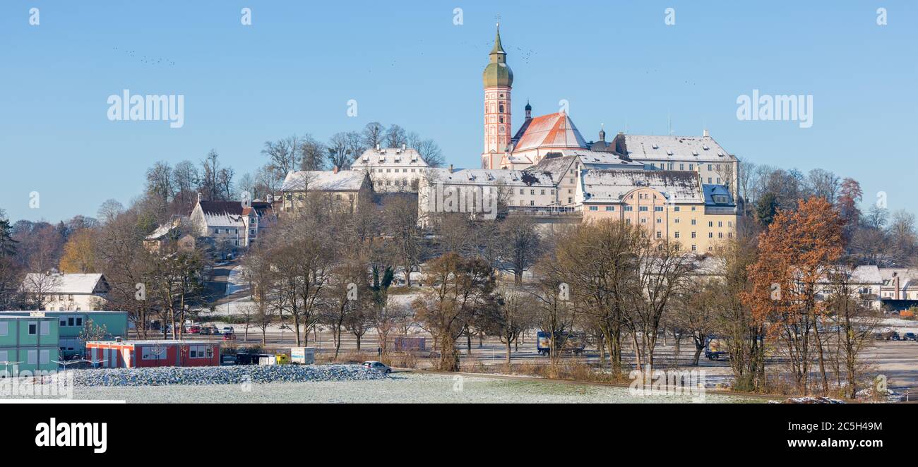 Vista panoramica sul Monastero di Andechs (Kloster Andechs). Famoso luogo di pellegrinaggio bavarese e birreria. In cima alla cosiddetta montagna Santa (heiliger Berg). Foto Stock