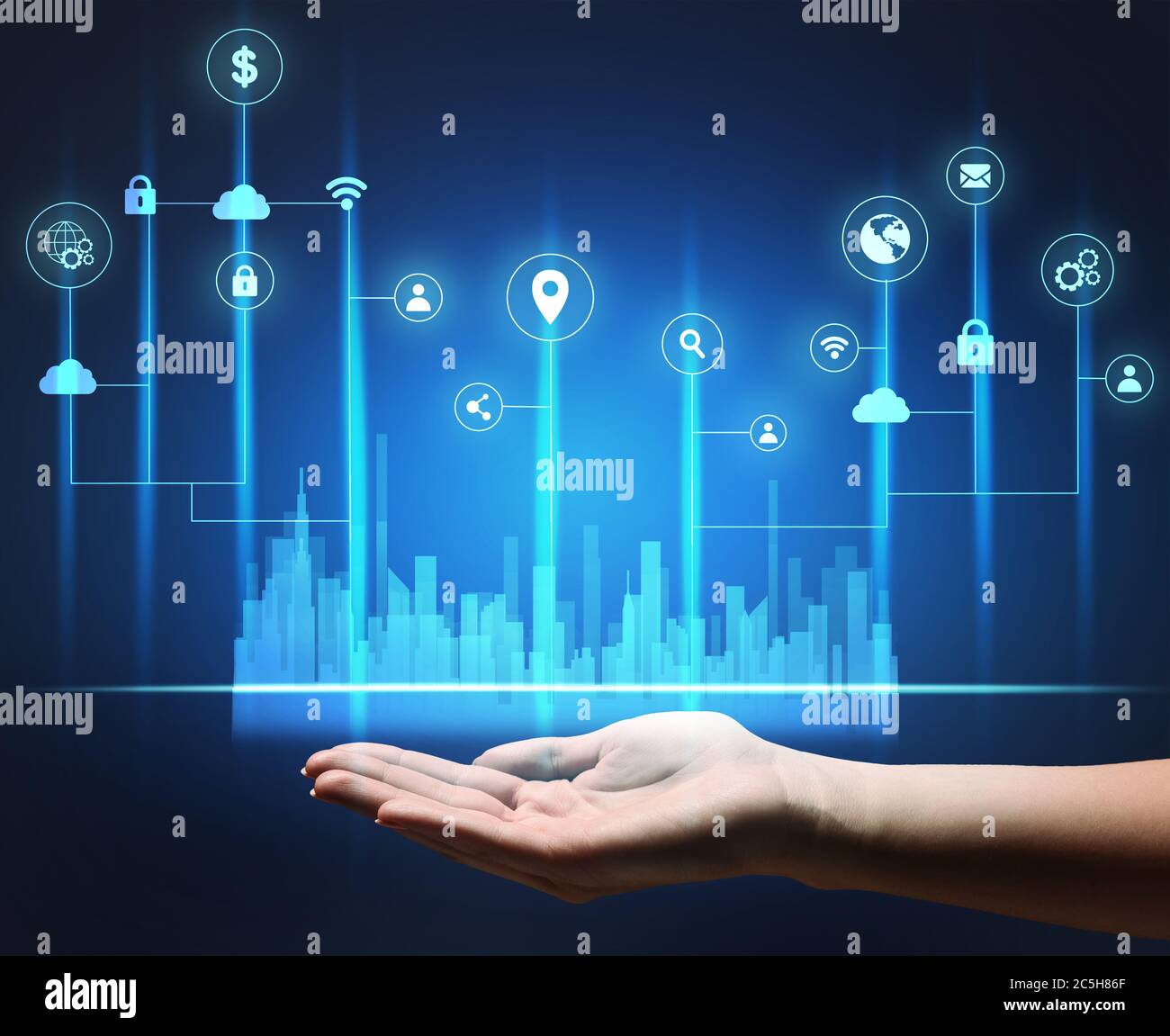 Mano Holographic Smart City su sfondo blu, ritagliato Foto Stock