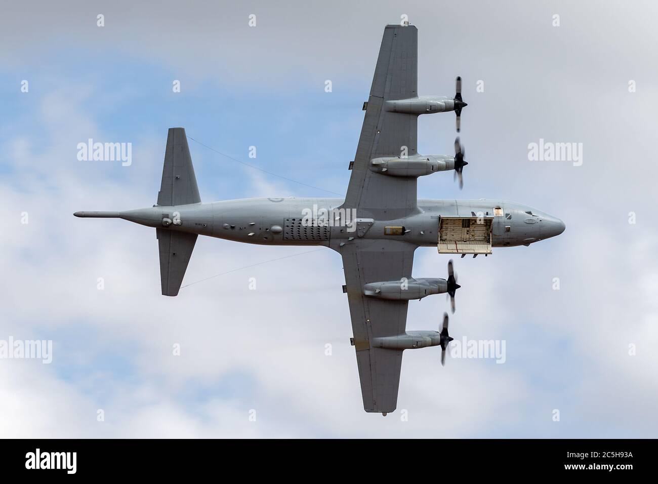 Royal Australian Air Force (RAAF) Lockheed AP-3C Orion Maritime Patrol e Anti sottomarino Warfare aeromobili volare con la sua baia armi aperto. Foto Stock
