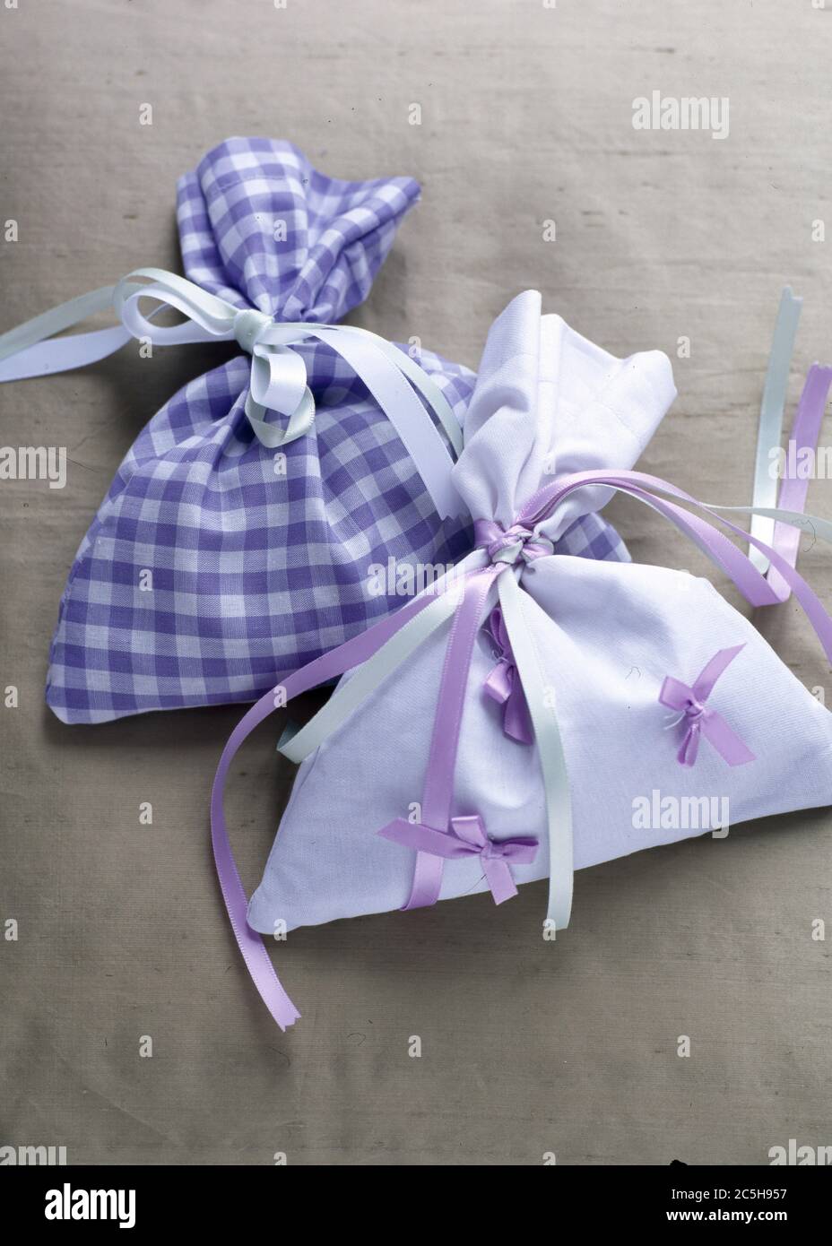 Sacchetti di lavanda in gingham blu e malva semplice Foto Stock