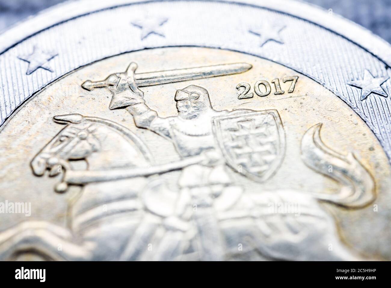 Due monete euro macro dettaglio con stemmi lituani dettaglio . Lituano 2 euro moneta macro vista. Primo piano della moneta europea. Profondità ridotta Foto Stock