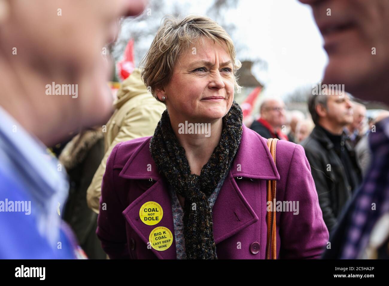 Yvette Cooper, deputato laburista per Normanton, Pontefract e Castleford, a Knottingley, West Yorkshire, per una marcia in occasione della chiusura del vicino Kelli Foto Stock