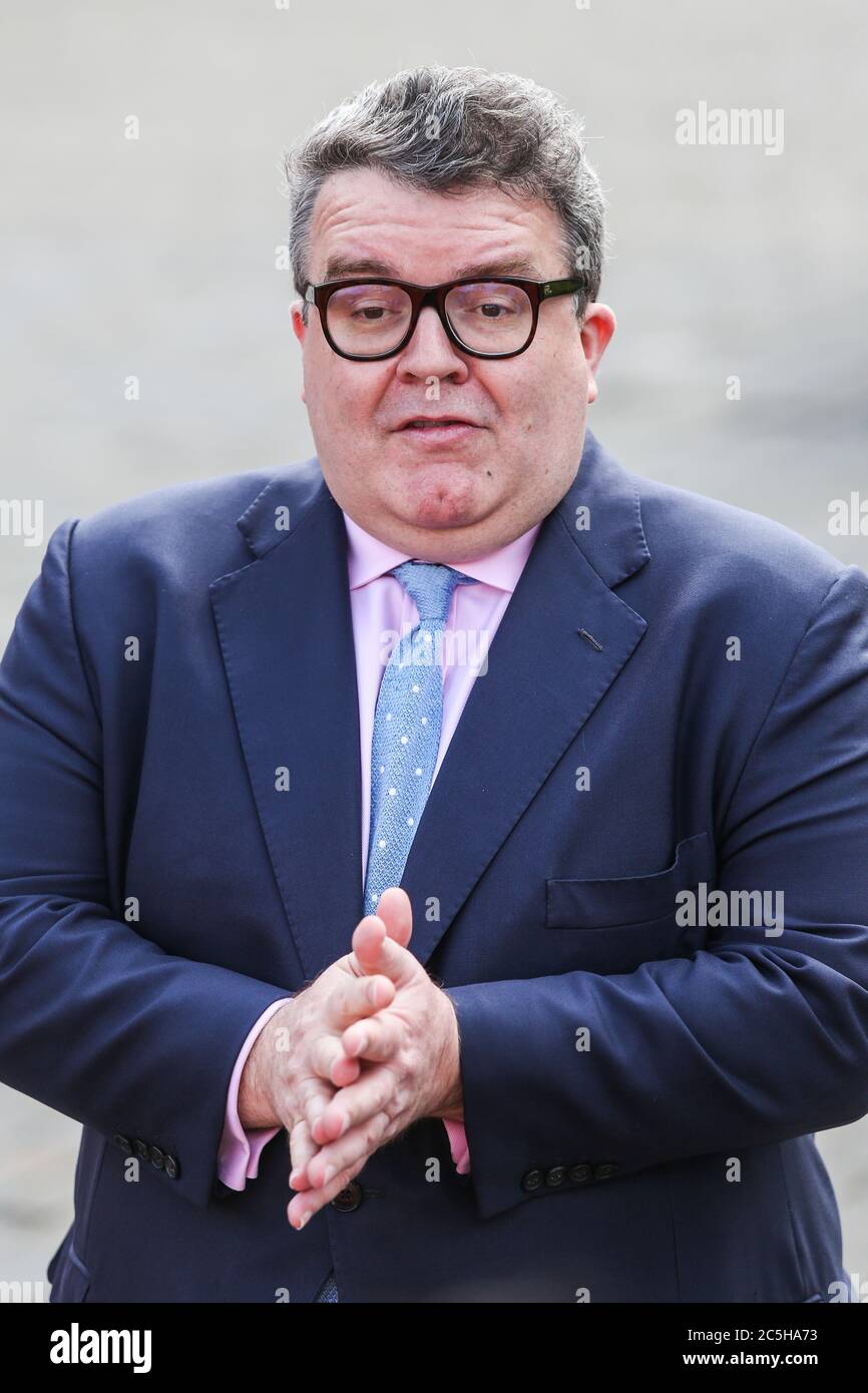 Il vice leader del lavoro Tom Watson sulla pista di campagna a Batley, West Yorkshire, per sostenere il deputato seduto Tracy Brabin durante le elezioni generali del 2017 c. Foto Stock