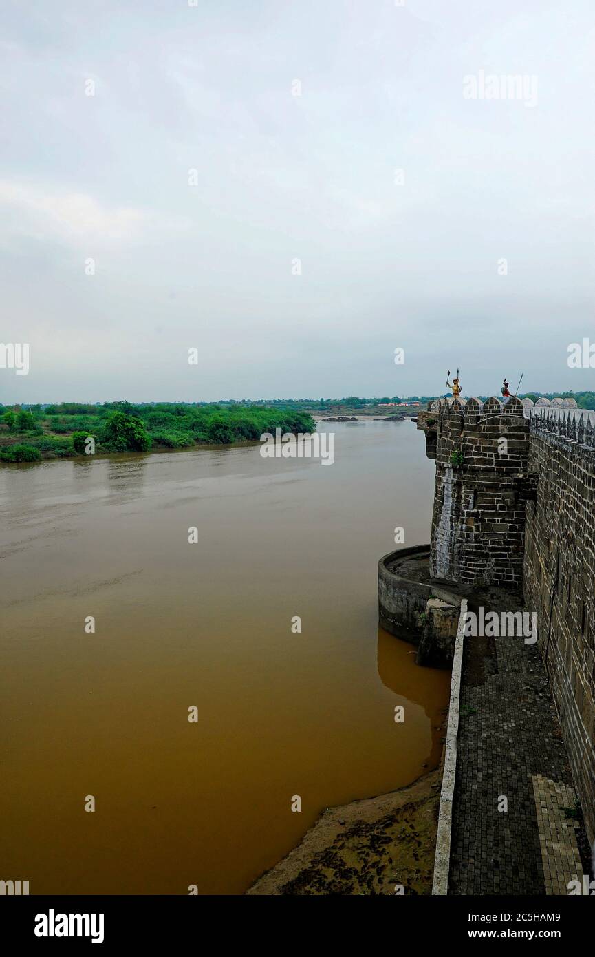 Bastione forts e fiume Niras banca a akluj villaggio distretto Solapur stato Maharashtra India Foto Stock