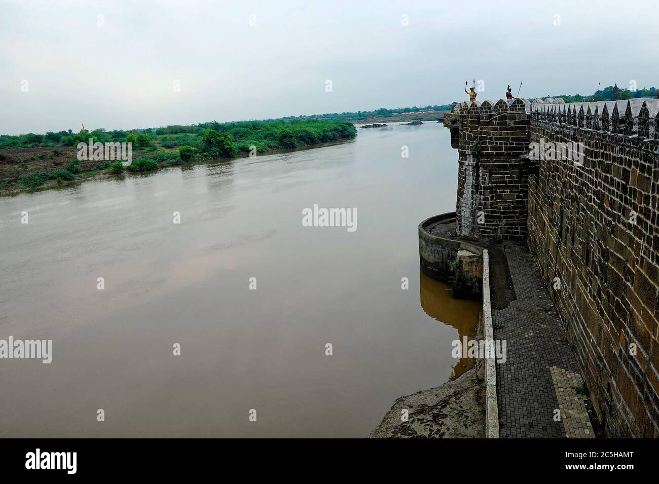 Bastione forts e fiume Niras banca a akluj villaggio distretto Solapur stato Maharashtra India Foto Stock