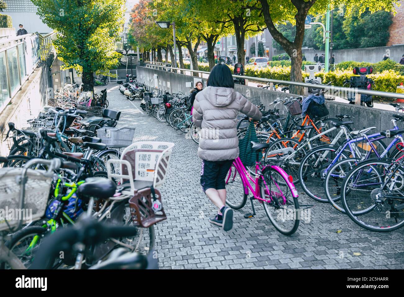 Bicicletta affollata al parcheggio biciclette in Giappone a causa di un focolaio del virus Coronaovirus (Covid-19) provoca la gente a diventare più popolare con il ciclismo., De Foto Stock