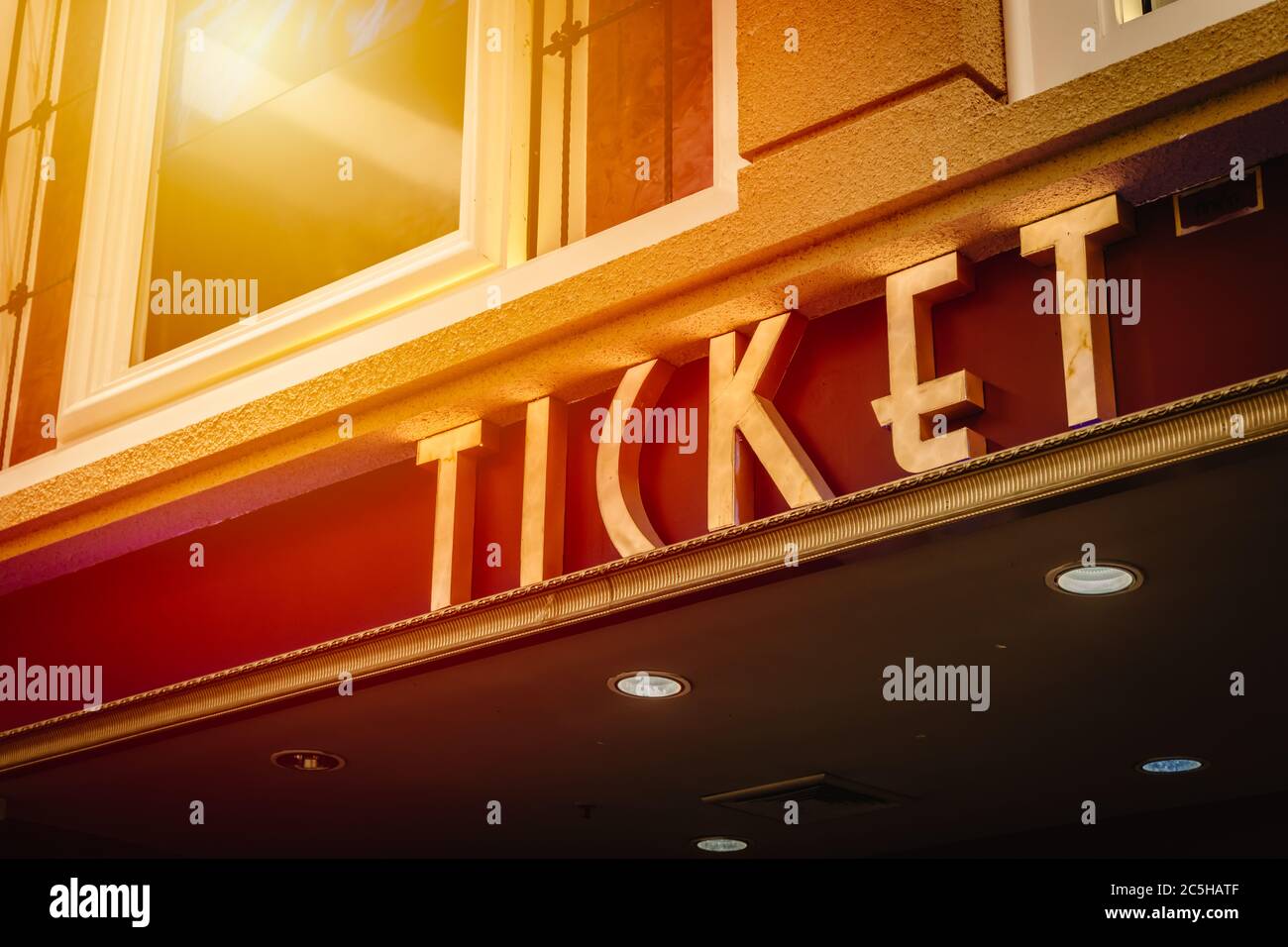 Vendita biglietti per il cinema, spazio di design davanti al teatro Foto Stock