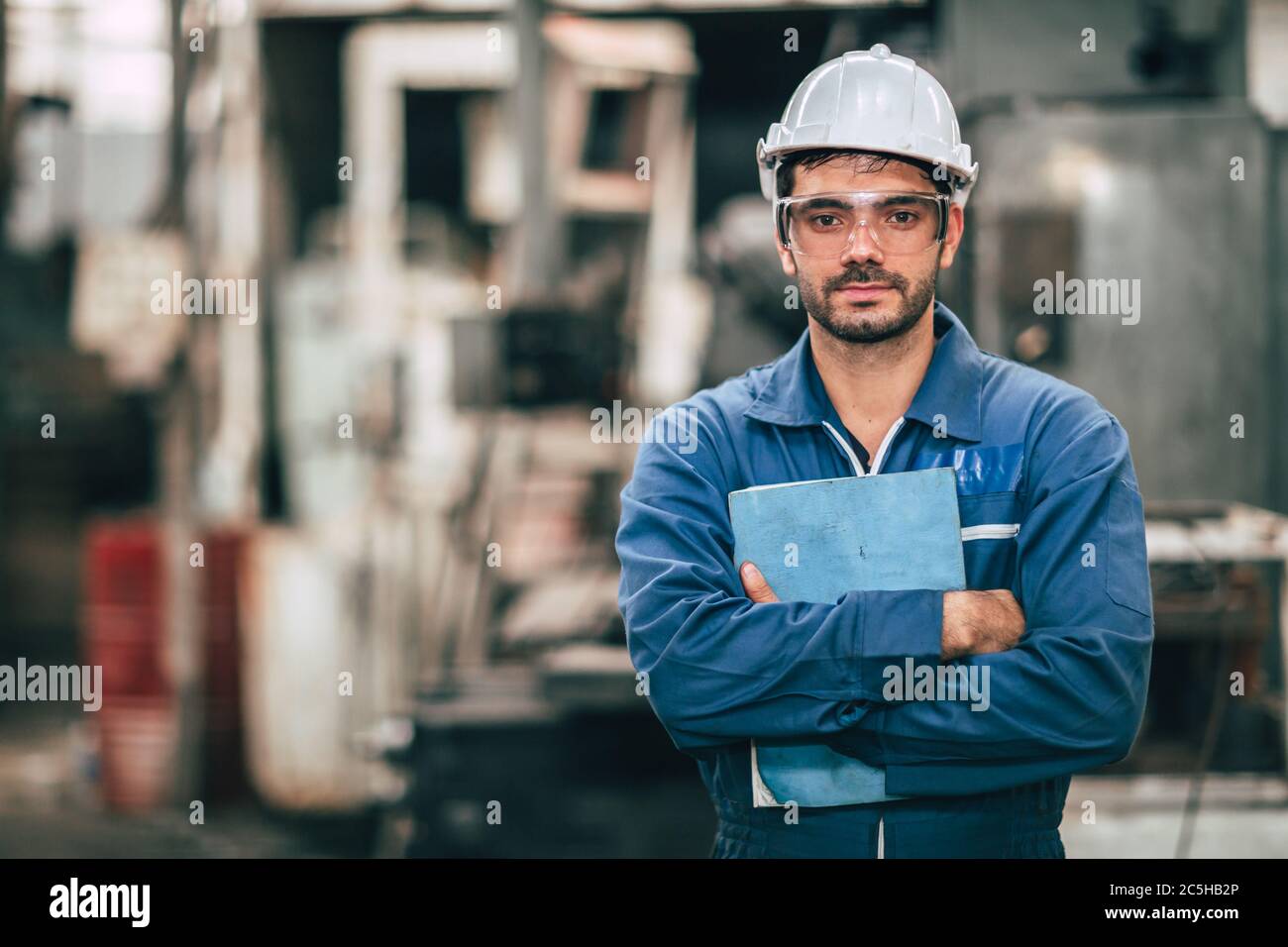 Il personale tecnico addetto si occuper di manuale di istruzioni della guida dell'utente, manuale di testo sul luogo di lavoro della fabbrica. Foto Stock