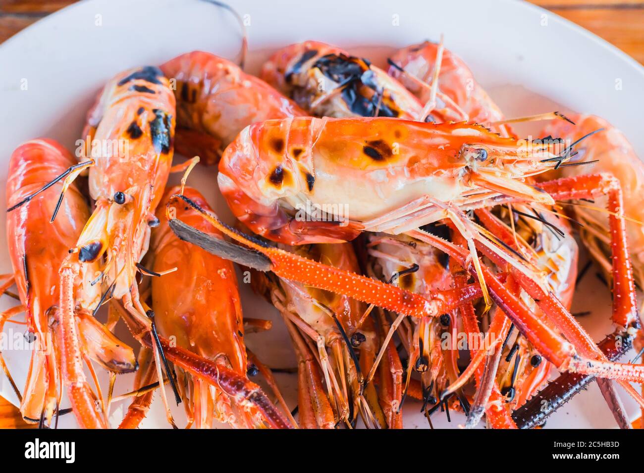 Cucina gamberi tigre sulla griglia elettrica per barbecue. Grill sulla  terrazza vista lago Foto stock - Alamy