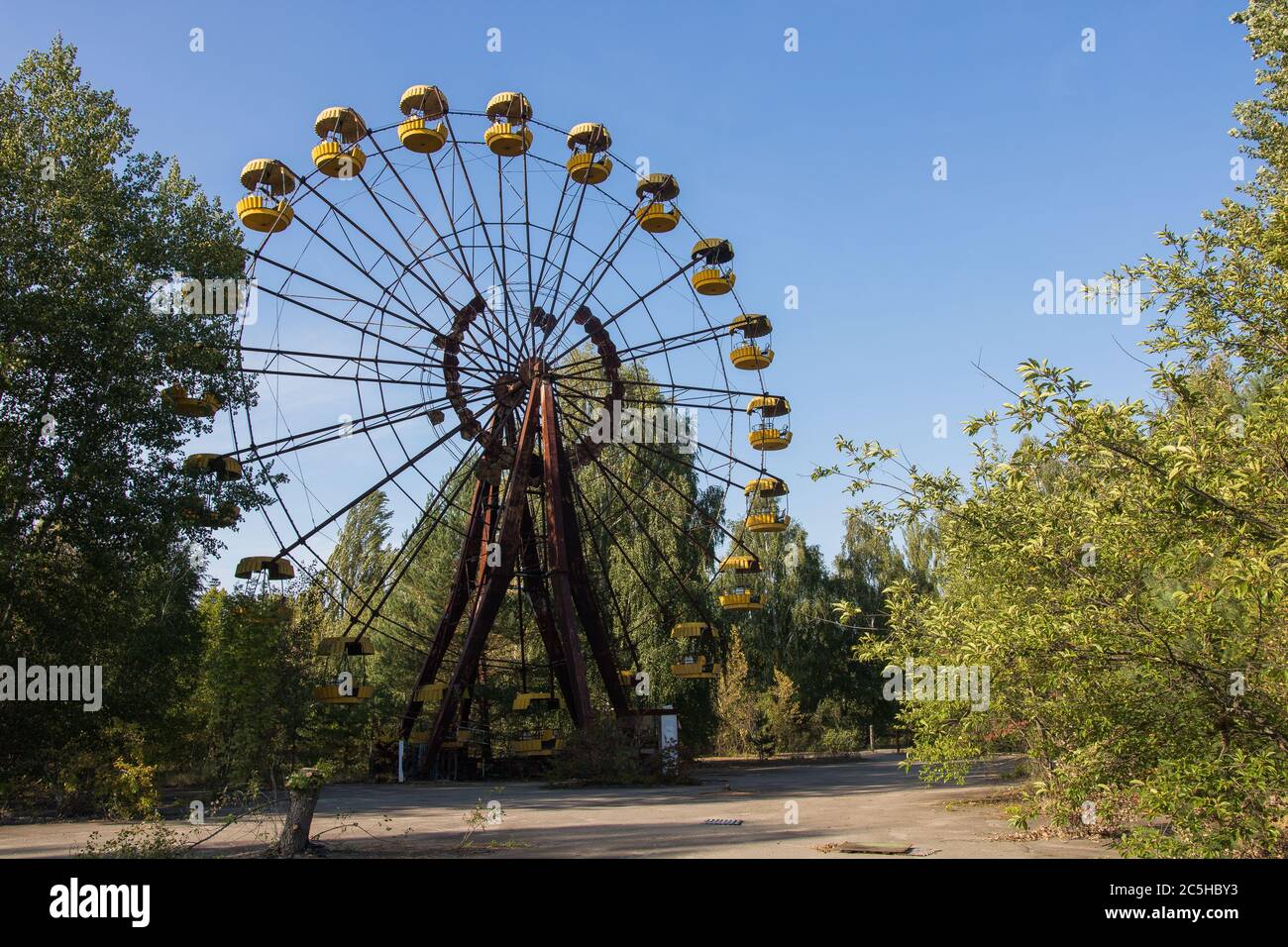 Ruota con abadonata Pipyat sulla piazza all'interno della città fantasma Foto Stock