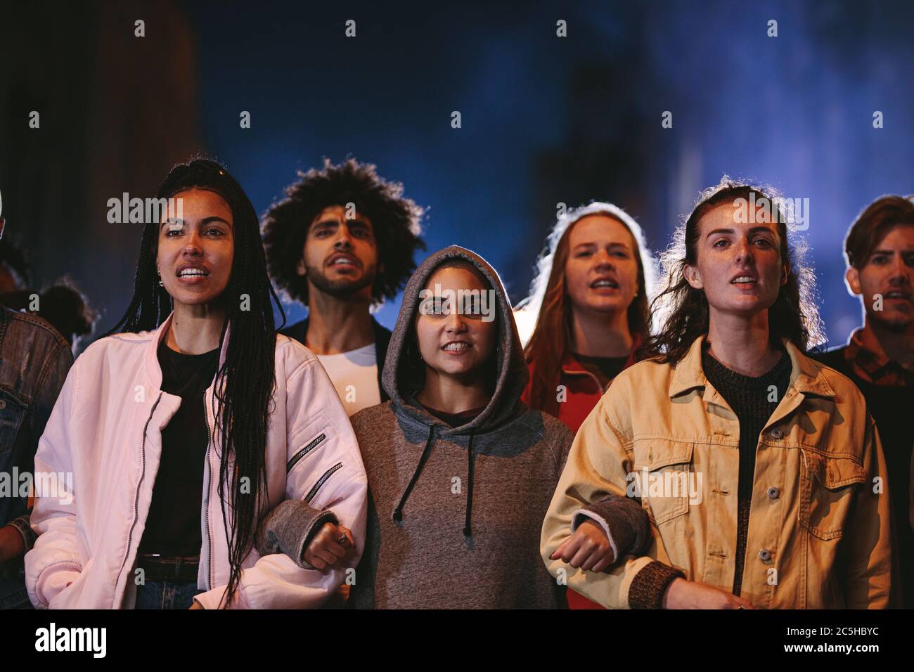 Giovani che partecipano a un raduno massiccio. Giovani che protestano insieme per un cambiamento. Foto Stock Giovani che partecipano a un raduno massiccio. Giovani che protestano insieme per un cambiamento. Foto Stock