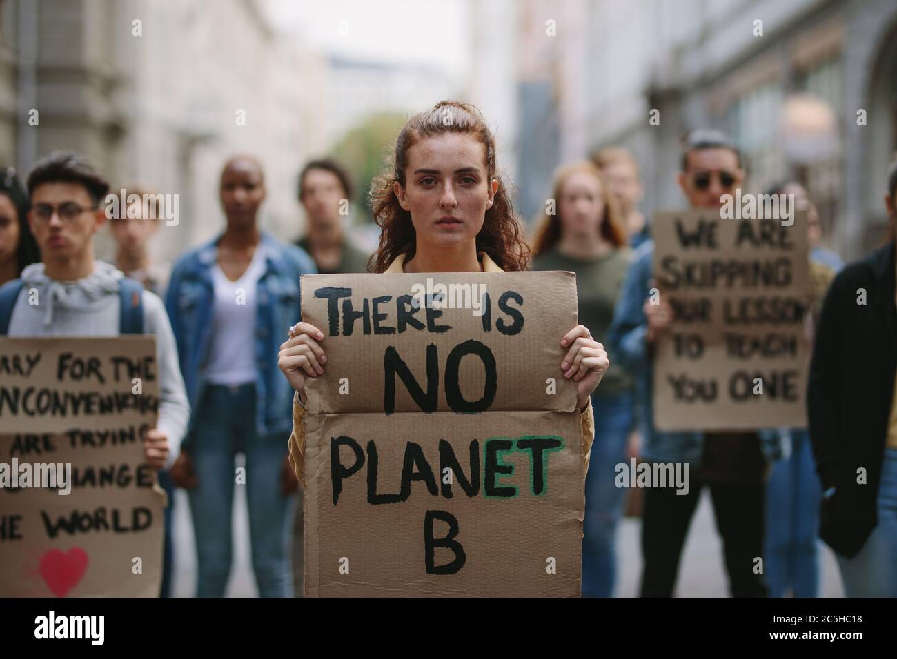 Gruppo di attivisti che protestano per salvare la terra. Uomini e donne manifestanti che protestano in silenzio sul riscaldamento e l'inquinamento globali. Foto Stock Gruppo di attivisti che protestano per salvare la terra. Uomini e donne manifestanti che protestano in silenzio sul riscaldamento e l'inquinamento globali. Foto Stock