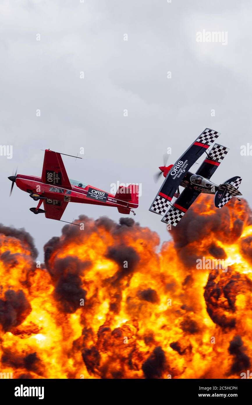 I piloti di Aerobatic Melissa Pemberton e Skip Stewart volano in formazione dopo un'esplosione pirotecnica. Foto Stock