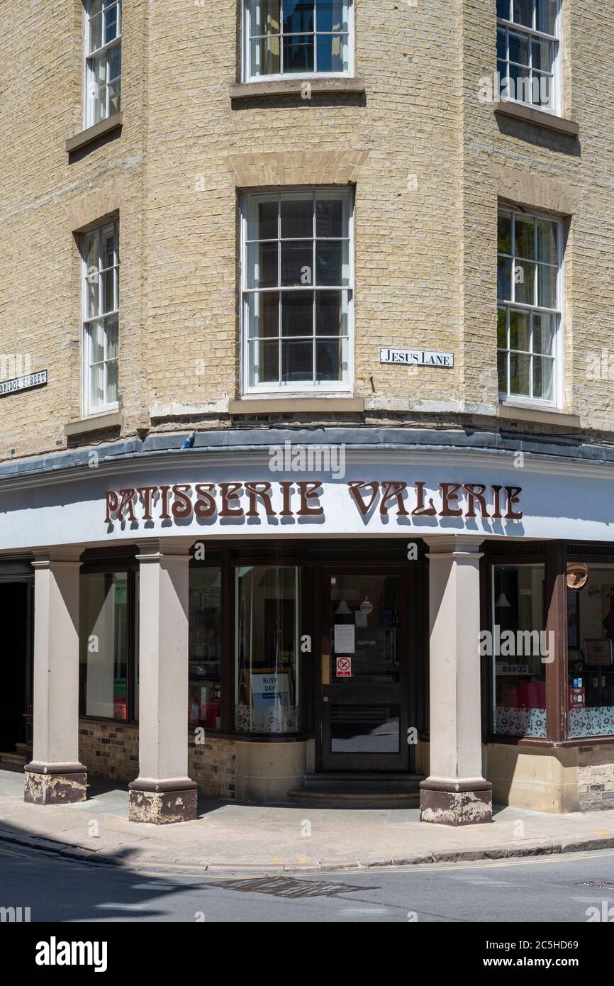 Il caffè e ristorante Pattisserie Valerie all'angolo tra Bridge Street e Jesus Lane Cambridge UK Foto Stock