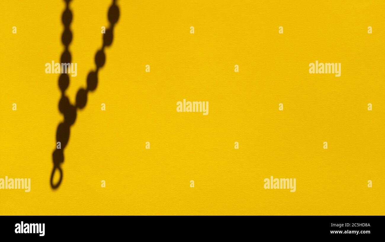 Japa perda ombre su carta pastello gialla. Backgorund astratto. Foto di scorta. Foto Stock