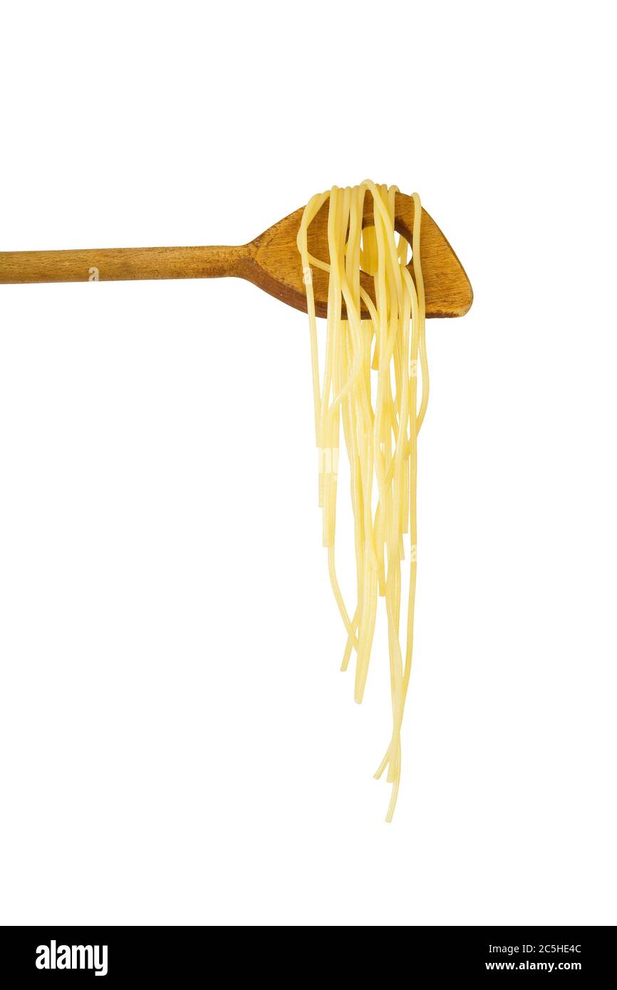 spaghetti appesi su un cucchiaio di legno, cibo italiano, passato, cucina, isolati su sfondo bianco Foto Stock