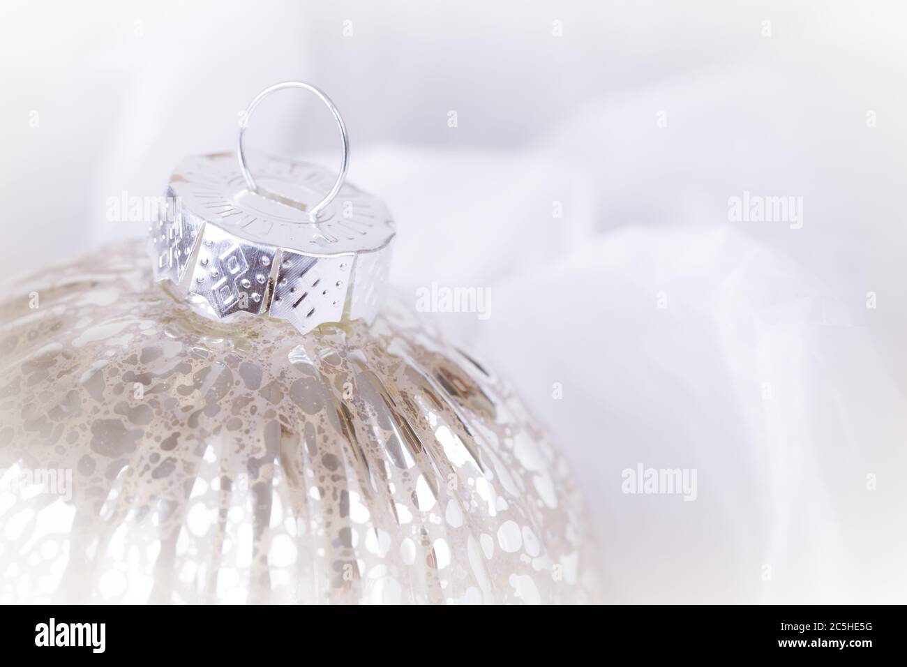 Ornamento di alberi di Natale in vetro di stile antico, avvolto in carta tissue. Spazio per il testo Foto Stock