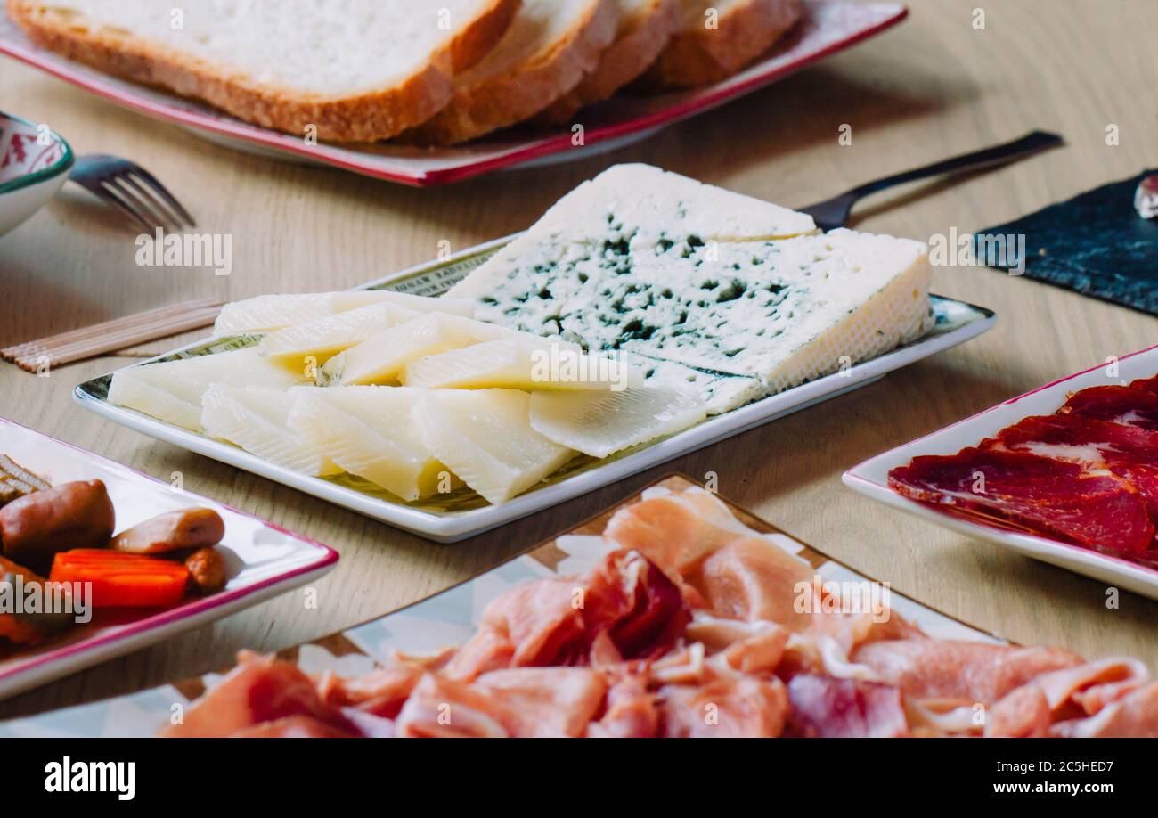 Design isometrico del formaggio e del pane. Tapas assortite dalla Spagna Foto Stock