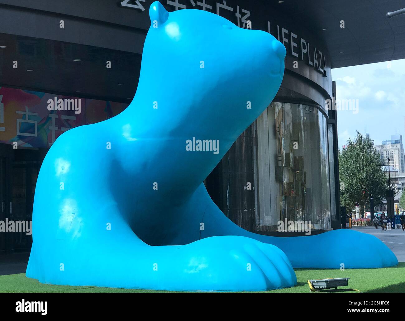 Shenyang, Shenyang, Cina. 3 luglio 2020. Liaoning, CINA-UNA statua dell'orso polare di 5 metri di altezza e mezza lunghezza si trova su una strada a Shenyang, provincia di Liaoning, 1 luglio 2020. Credit: SIPA Asia/ZUMA Wire/Alamy Live News Foto Stock
