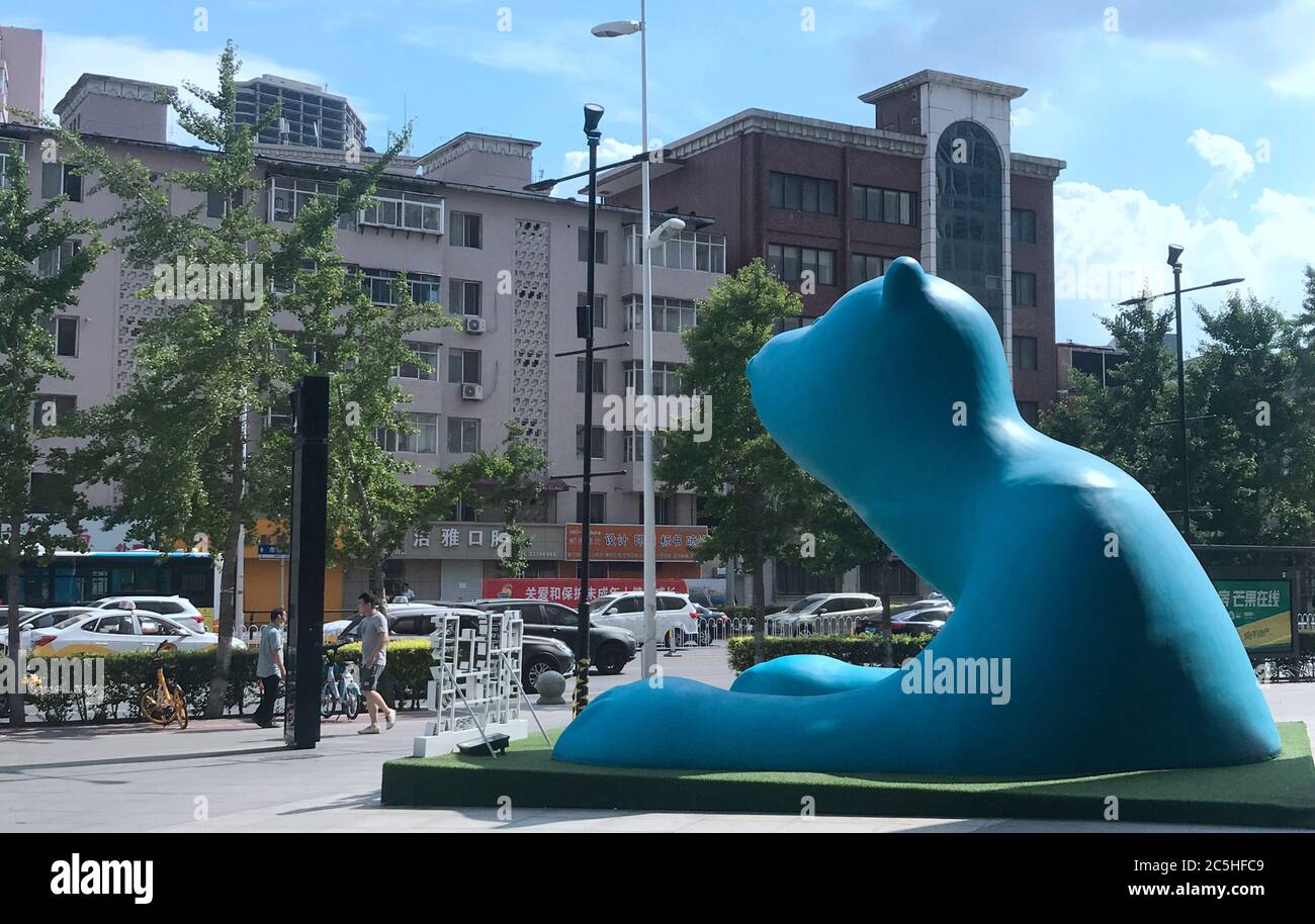 Shenyang, Shenyang, Cina. 3 luglio 2020. Liaoning, CINA-UNA statua dell'orso polare di 5 metri di altezza e mezza lunghezza si trova su una strada a Shenyang, provincia di Liaoning, 1 luglio 2020. Credit: SIPA Asia/ZUMA Wire/Alamy Live News Foto Stock
