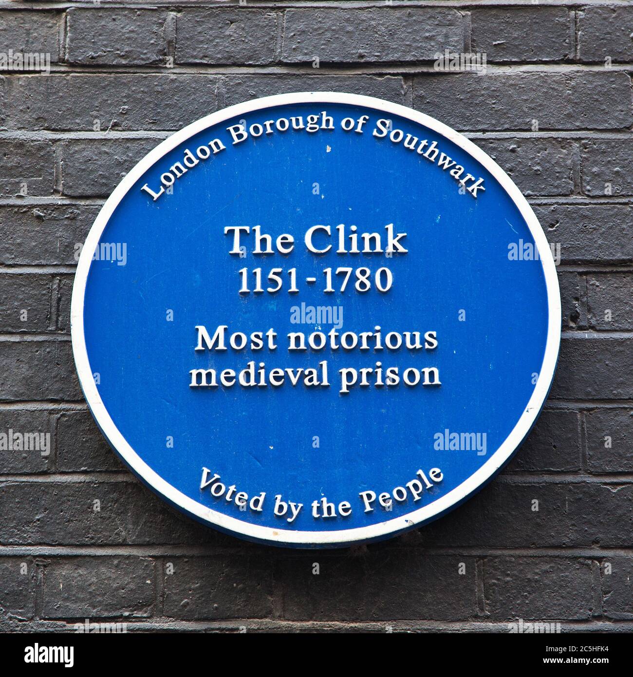 LONDRA, UK - AGOSTO 11: Placca blu che ricorda il sito della famigerata prigione medievale The Clink, che funzionò tra il XII e il XVIII secolo Foto Stock