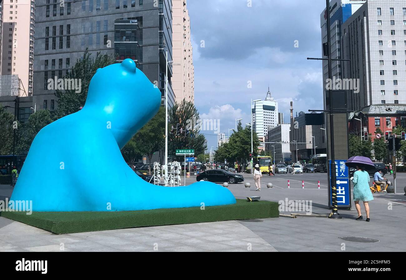 Shenyang, Shenyang, Cina. 3 luglio 2020. Liaoning, CINA-UNA statua dell'orso polare di 5 metri di altezza e mezza lunghezza si trova su una strada a Shenyang, provincia di Liaoning, 1 luglio 2020. Credit: SIPA Asia/ZUMA Wire/Alamy Live News Foto Stock