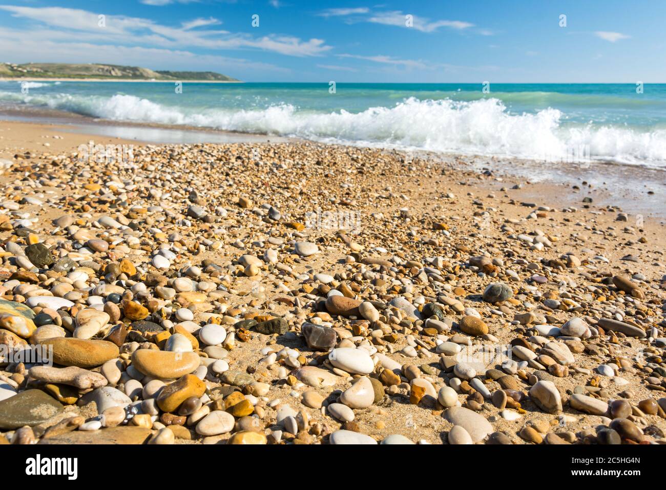 Bellissima spiaggia rocciosa con oceano turchese sullo sfondo Foto Stock